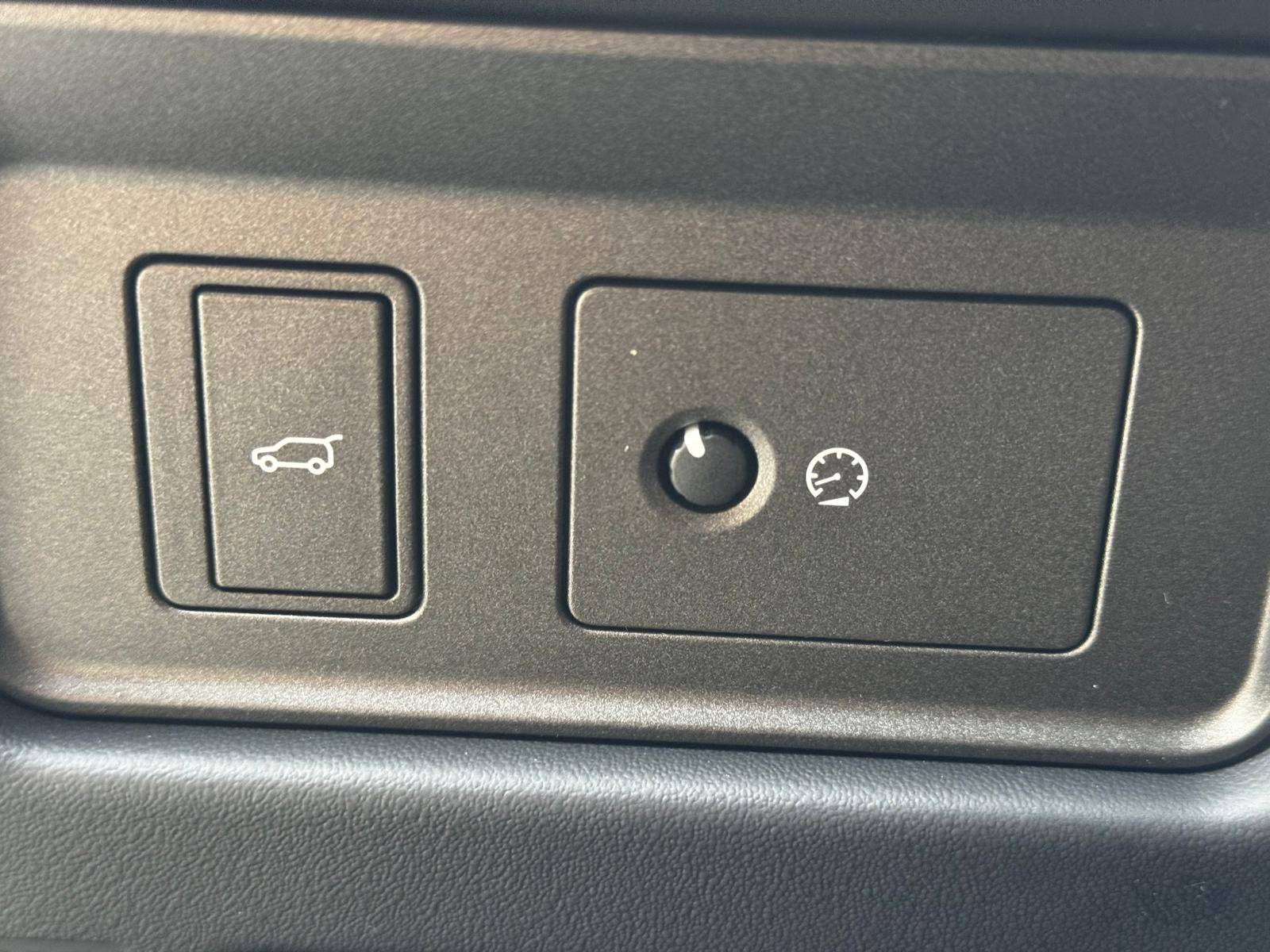 /akmautomotiveltd/2018-LandRover-RangeRover-204000192836443.jpg