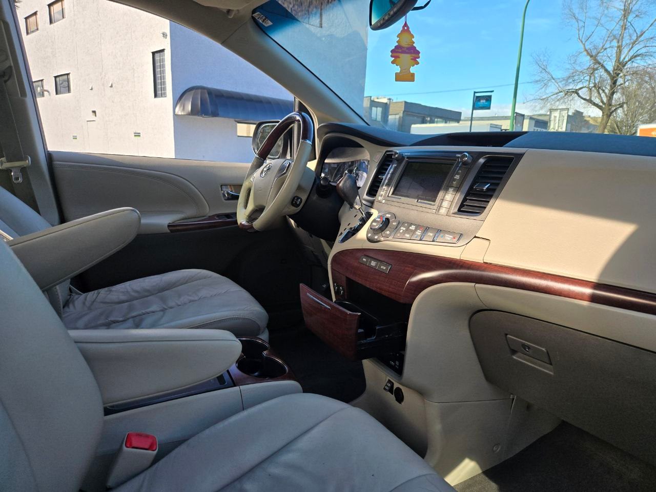 /alphaautoaccessltd/2011-Toyota-Sienna-716151827297359.jpg