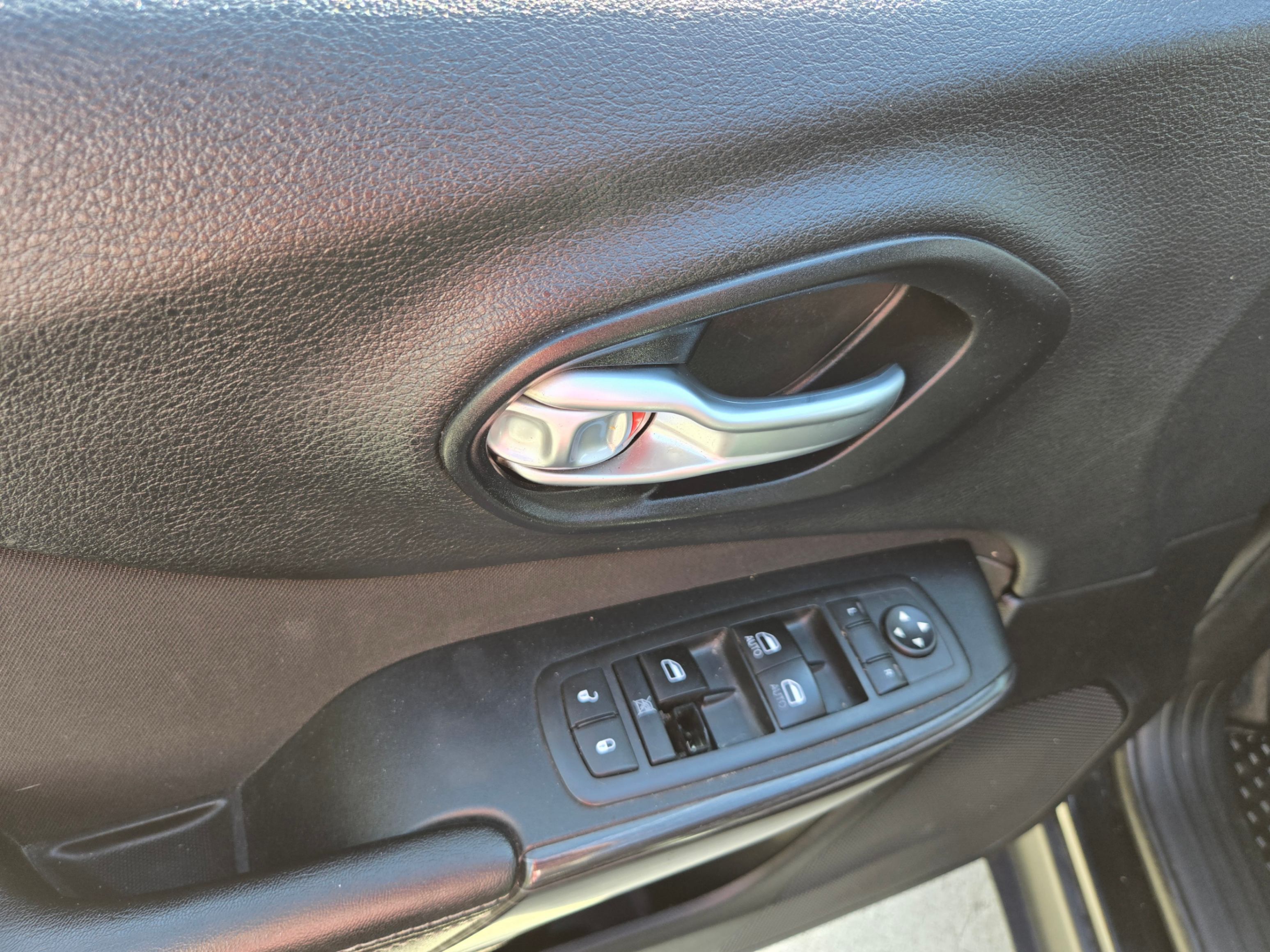 /artaautosales/2015-Jeep-Cherokee-467317544152533.jpg