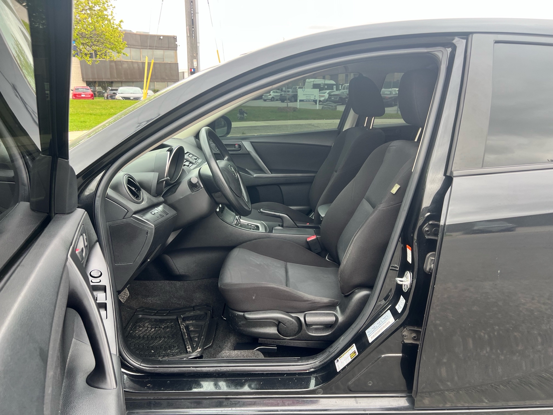 /autocainc/2011-Mazda-Mazda3-056646618838262386.jpg