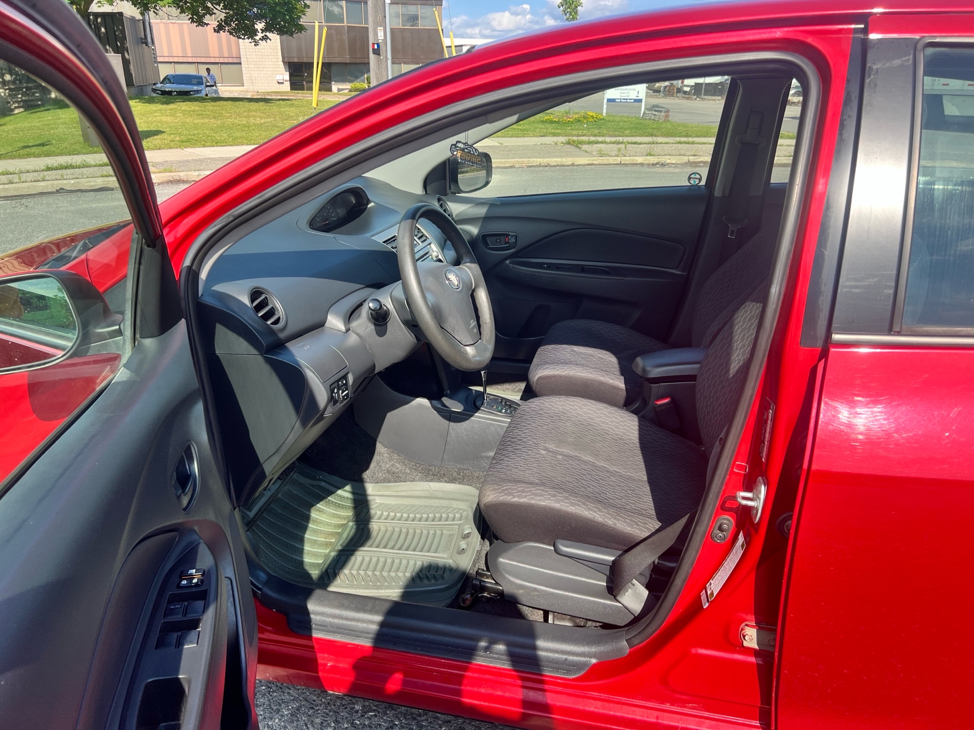 /autocainc/2011-Toyota-Yaris-26747152571828936.jpg