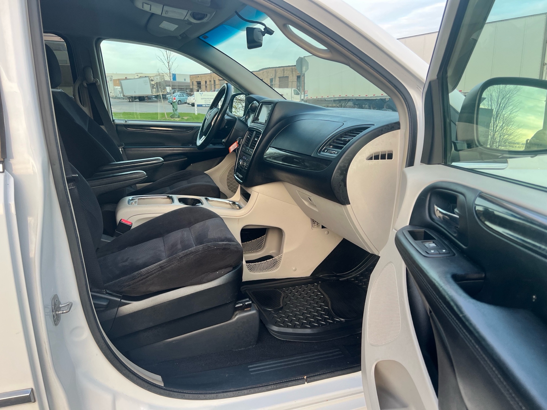/autocainc/2014-Dodge-GrandCaravan-6859477939098328.jpg