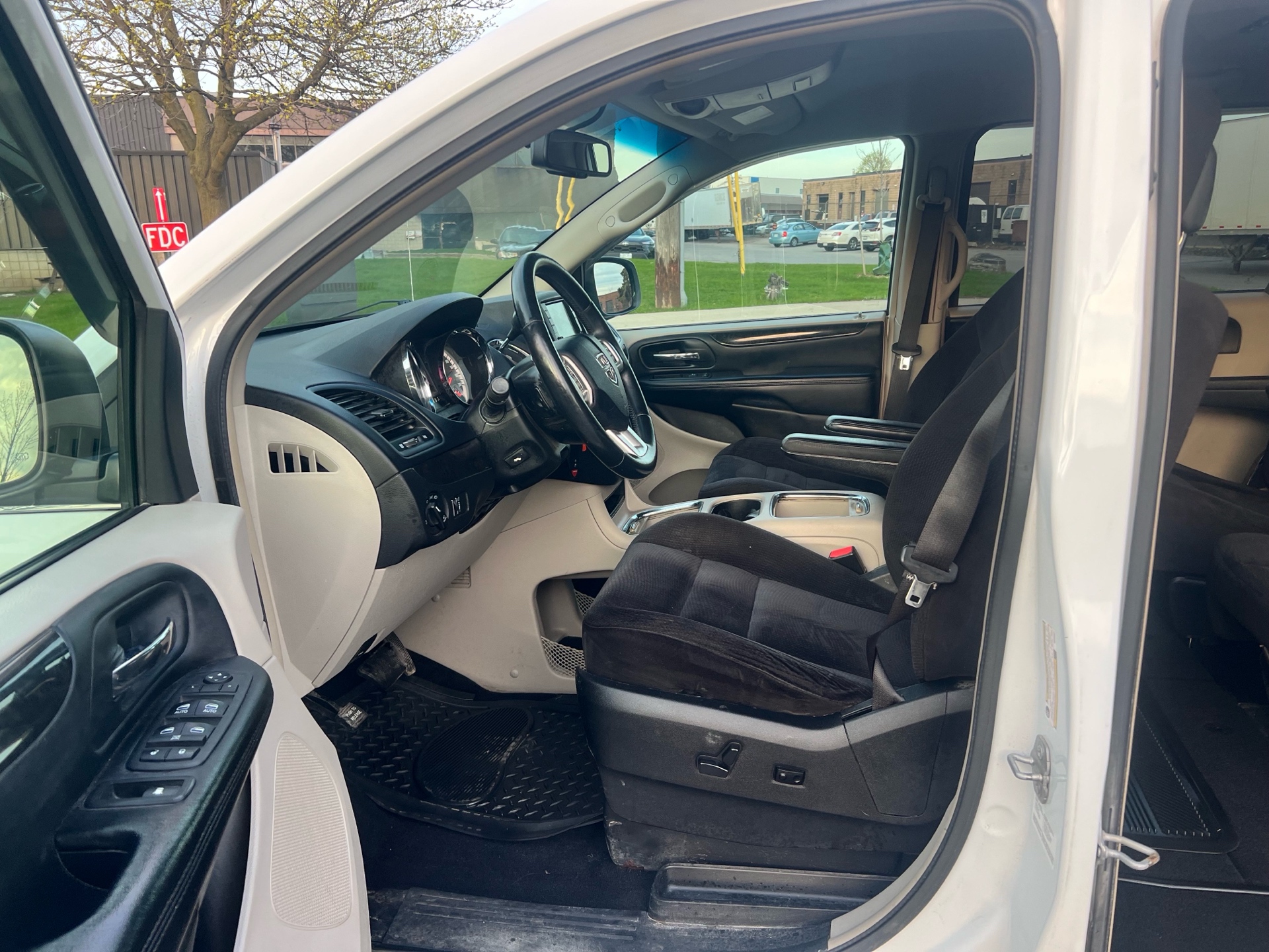 /autocainc/2014-Dodge-GrandCaravan-9378854020988521.jpg