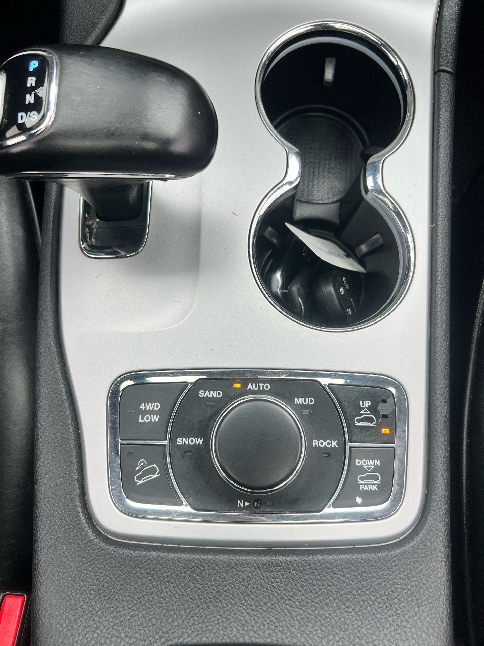 /autocainc/2015-Jeep-GrandCherokee-38770347560769935.jpg