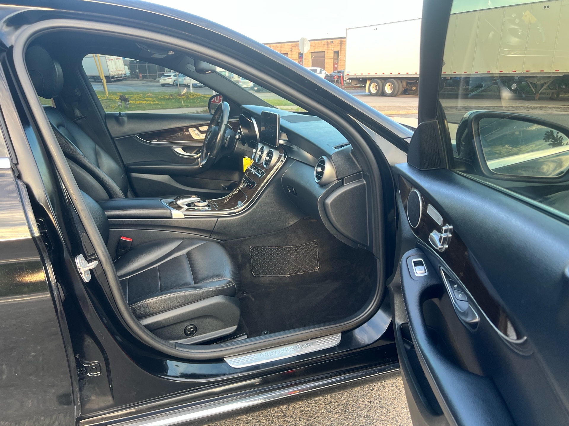 /autocainc/2015-Mercedes-Benz-C-Class-274895438264418.jpg