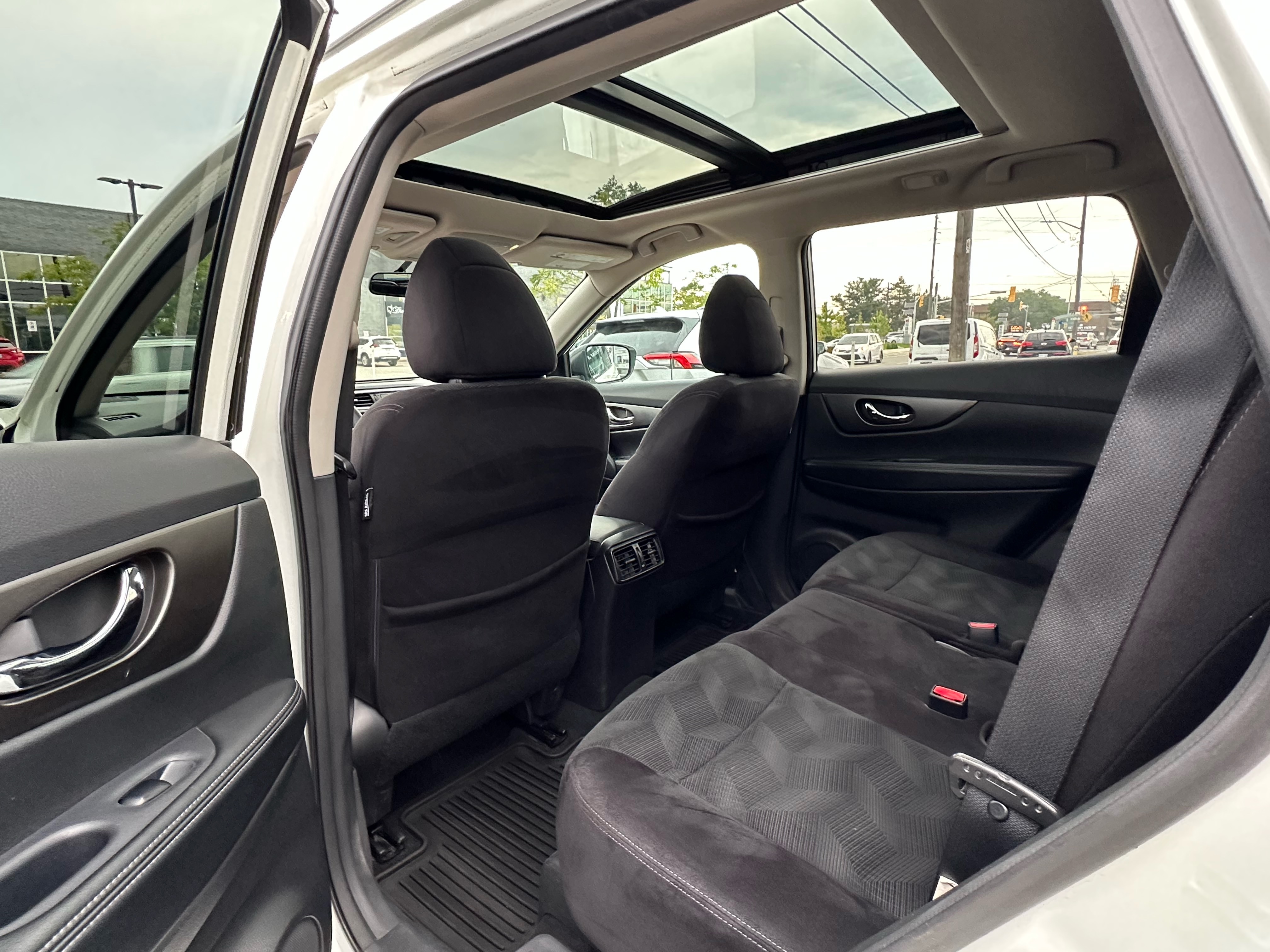 /autocainc/2015-Nissan-Rogue-1526919303088352.jpg