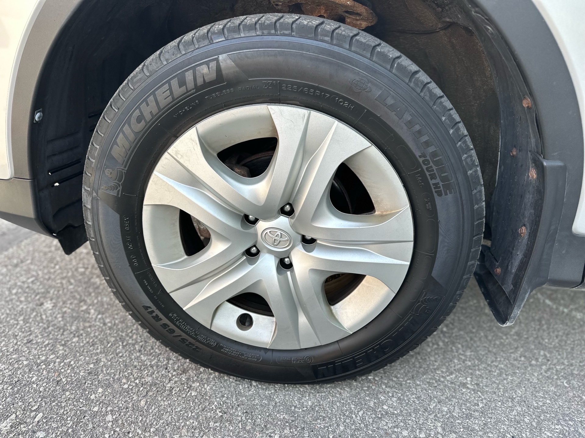 /autocainc/2015-Toyota-RAV4-12913449656993947.jpg