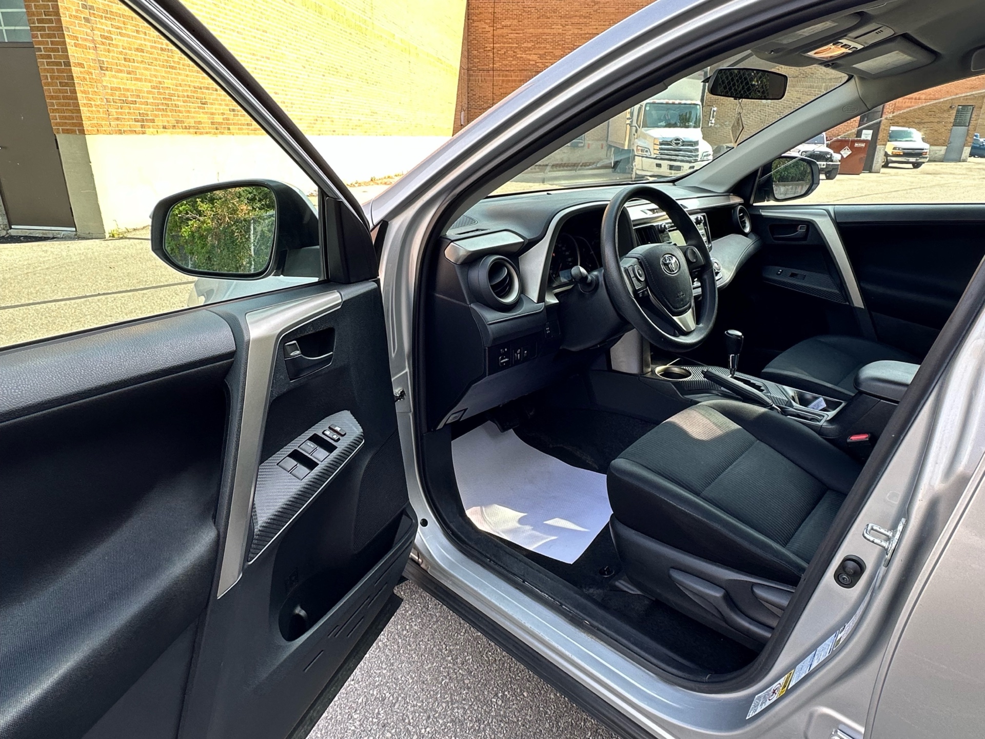 /autocainc/2015-Toyota-RAV4-31986549424070976.jpg