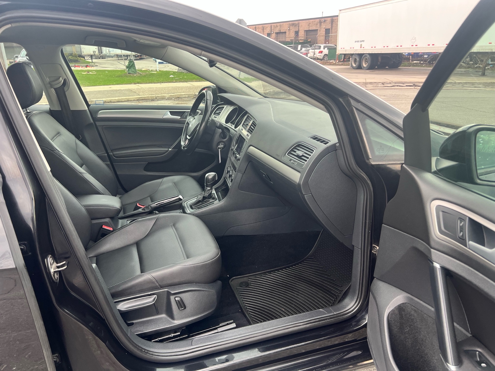 /autocainc/2015-Volkswagen-Golf-01843432831400249.jpg