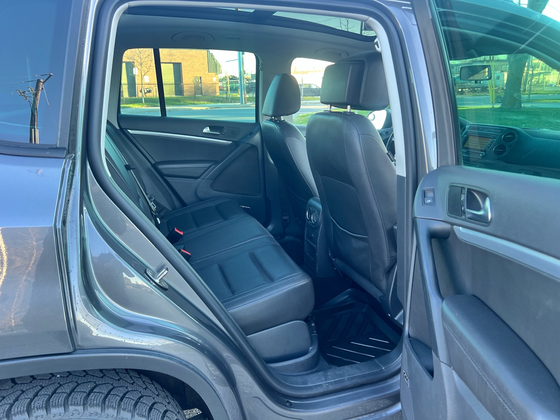/autocainc/2015-Volkswagen-Tiguan-01421893113559447.jpg