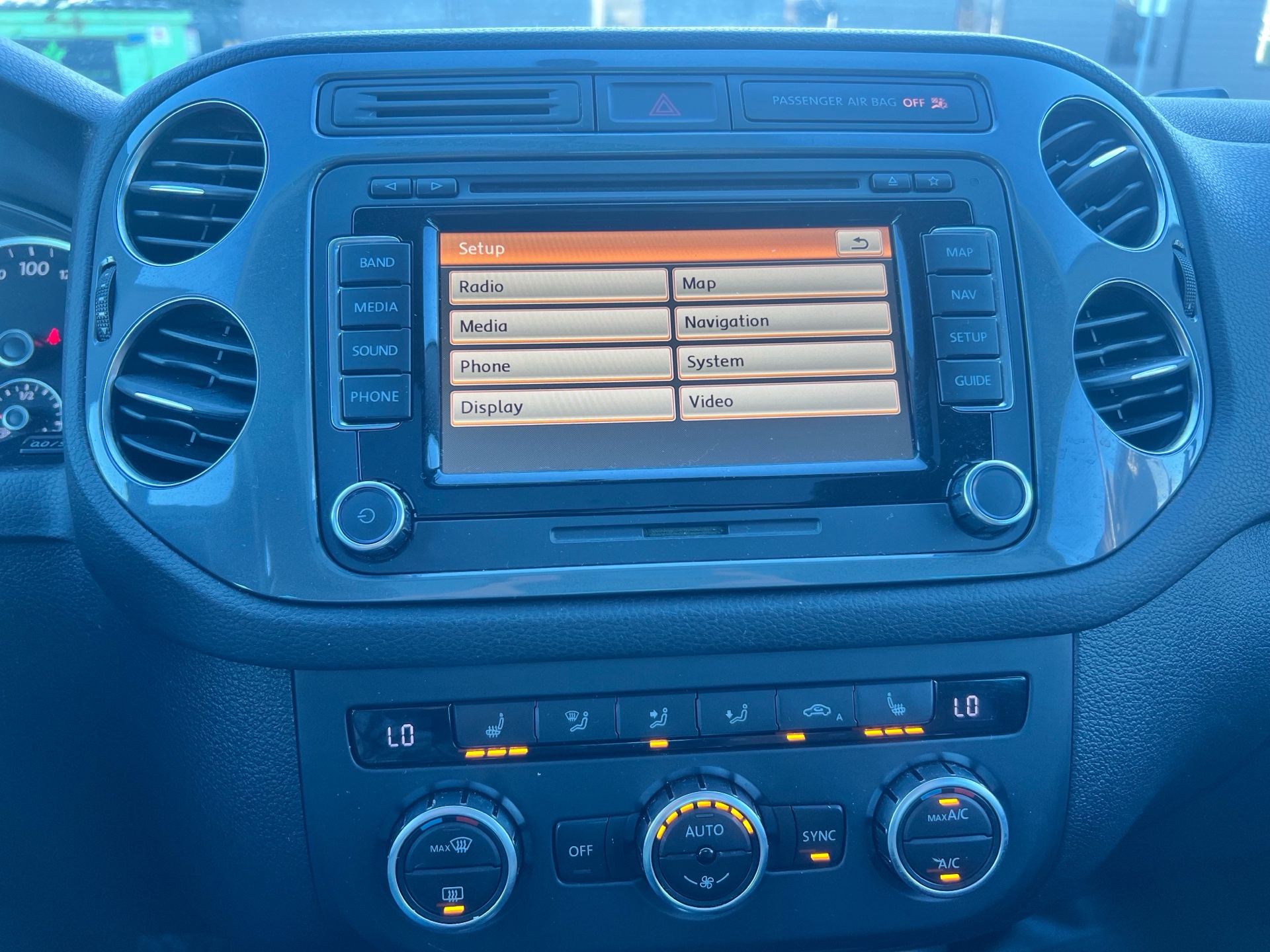 /autocainc/2015-Volkswagen-Tiguan-030334940457861892.jpg