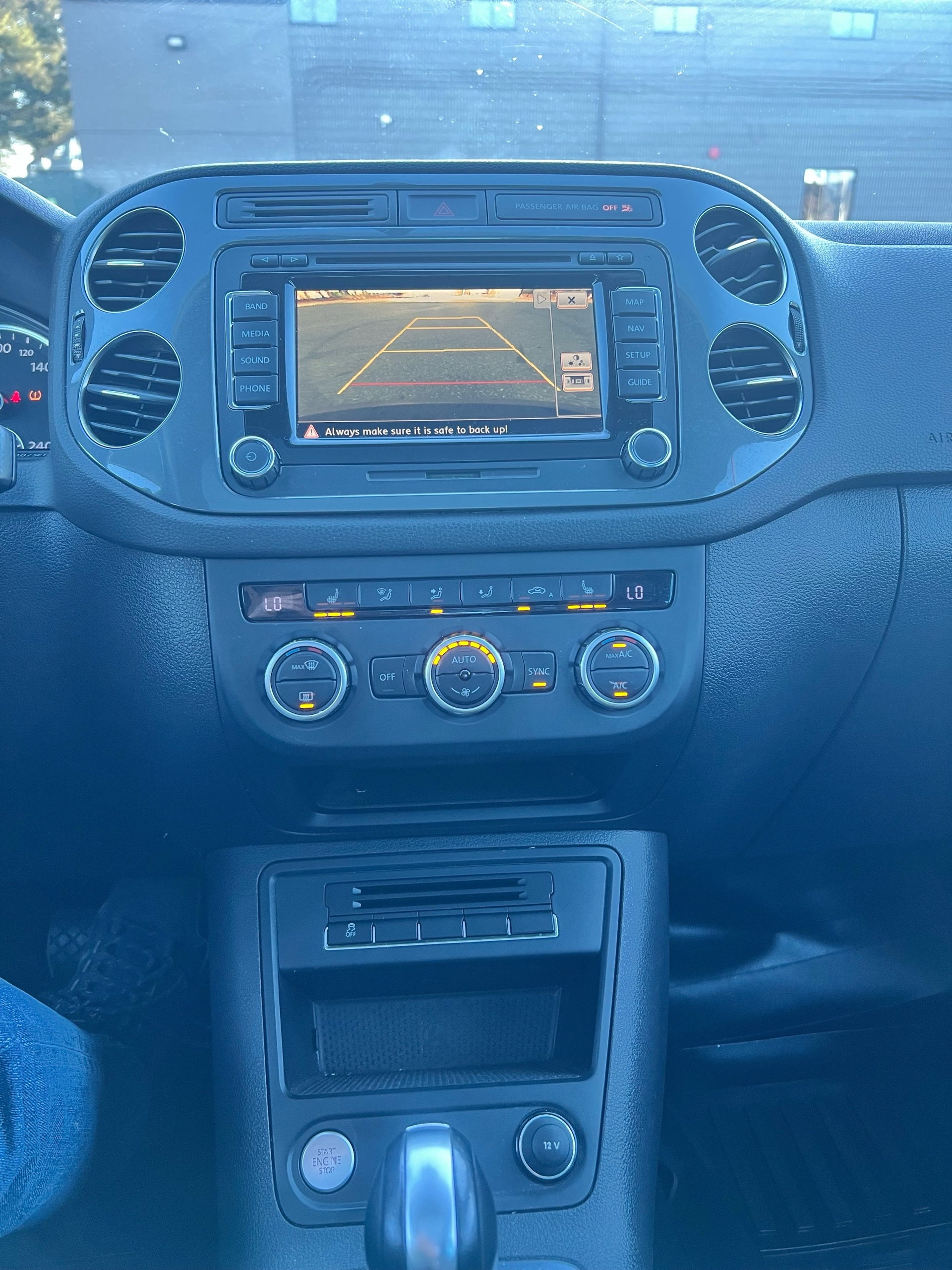 /autocainc/2015-Volkswagen-Tiguan-058451115682268906.jpg