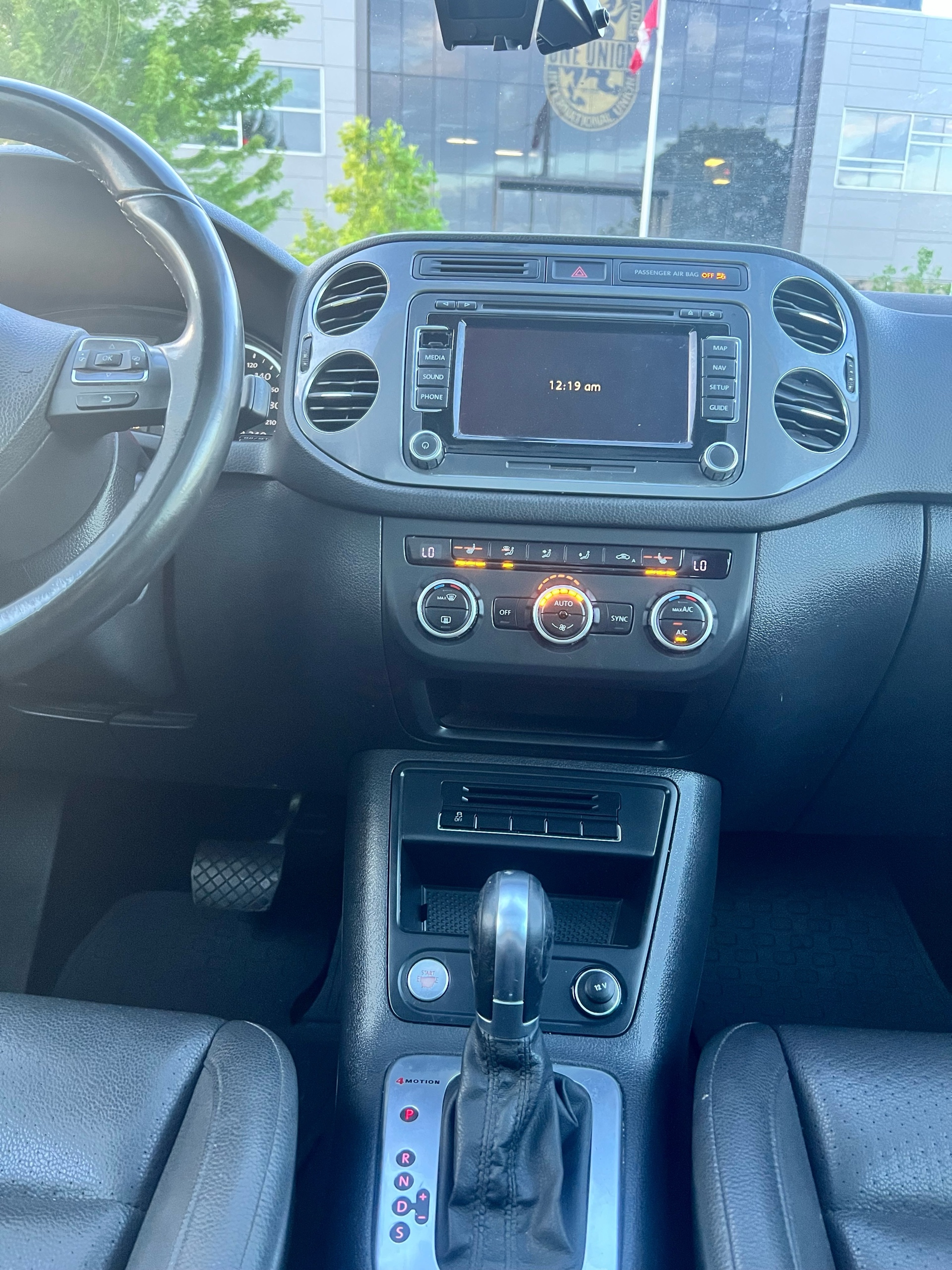 /autocainc/2015-Volkswagen-Tiguan-2257513332990031.jpg