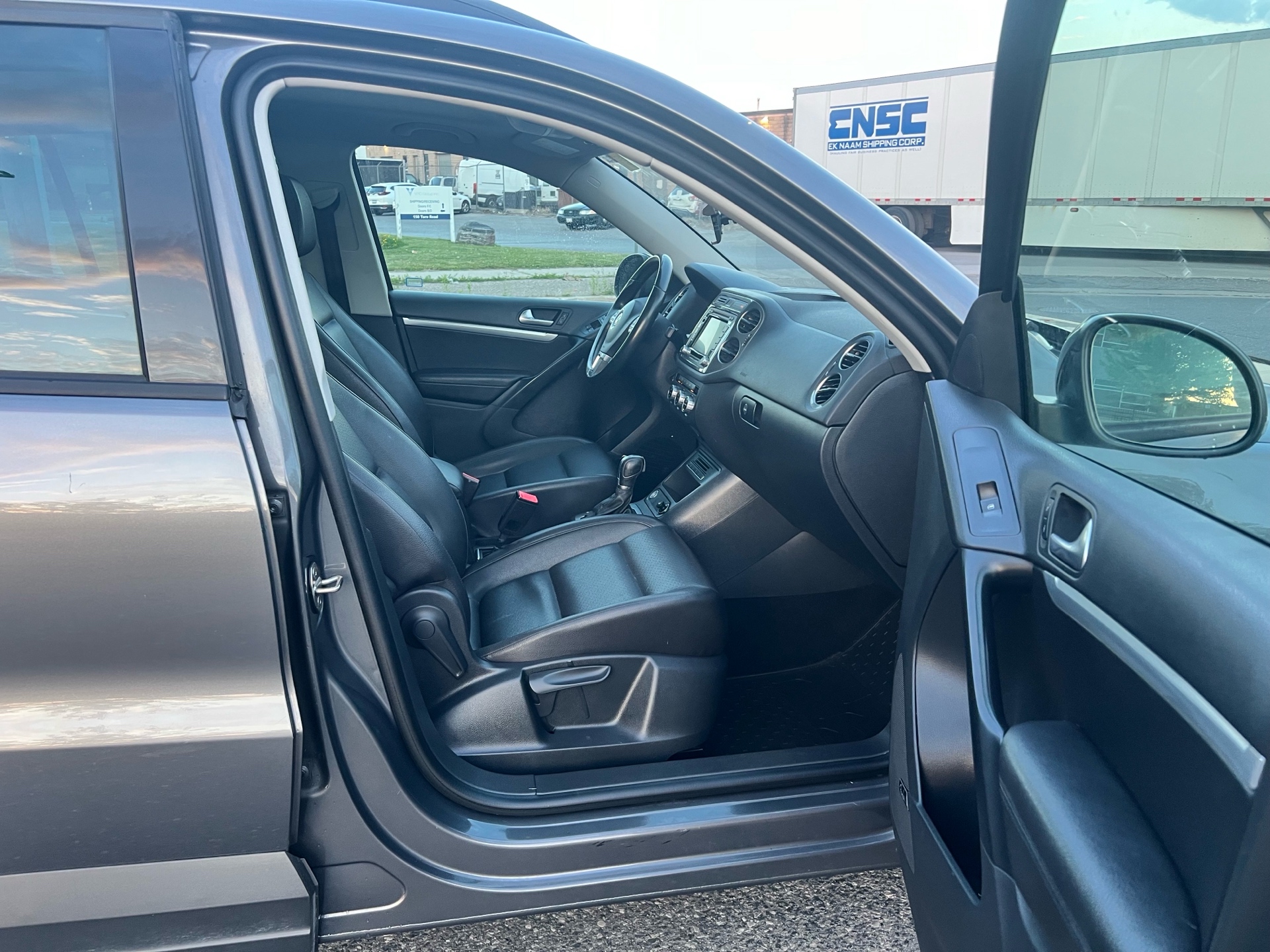 /autocainc/2015-Volkswagen-Tiguan-3510638150889722.jpg