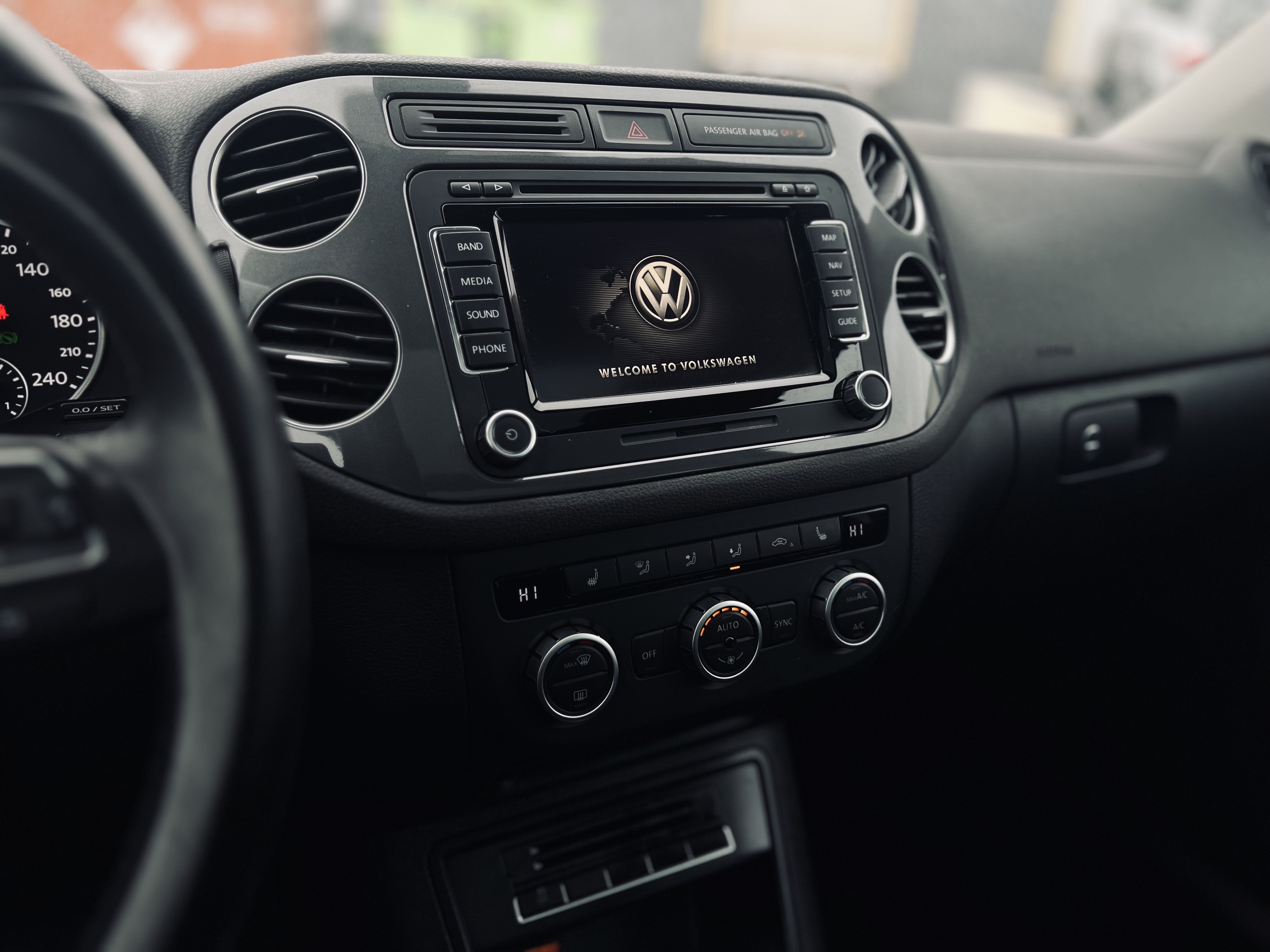 /autocainc/2015-Volkswagen-Tiguan-681179436490573.jpg