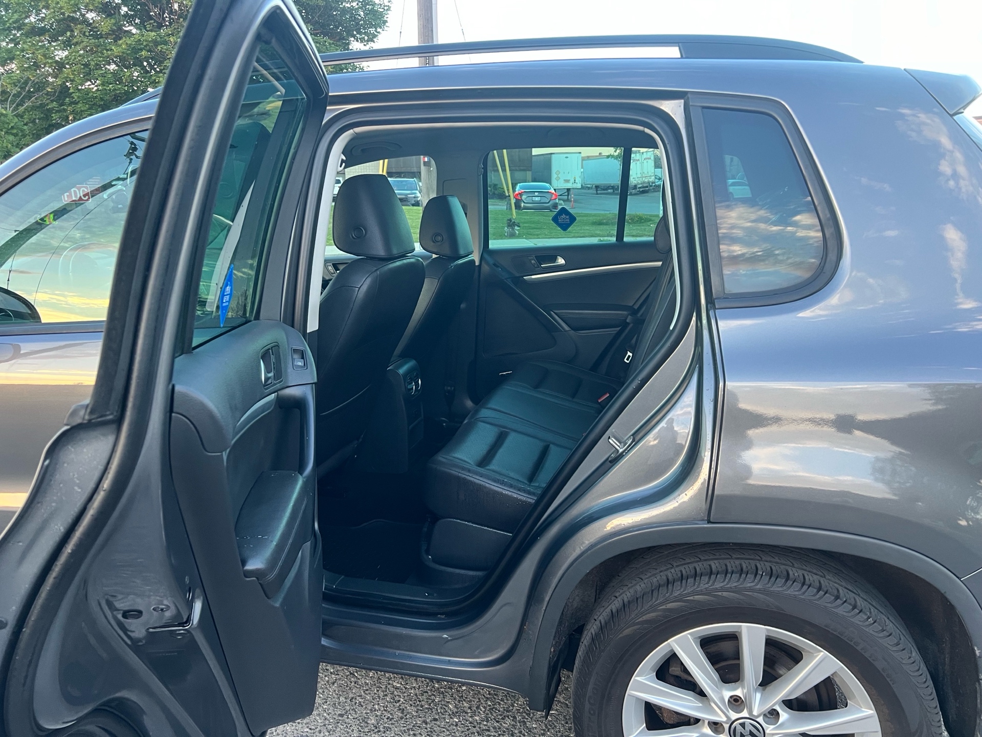 /autocainc/2015-Volkswagen-Tiguan-8696528417845428.jpg