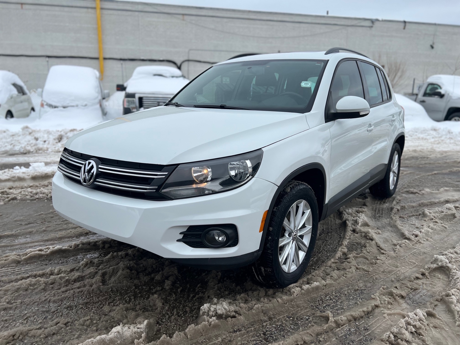 /autocainc/2015-Volkswagen-Tiguan-9020959586111432.jpg