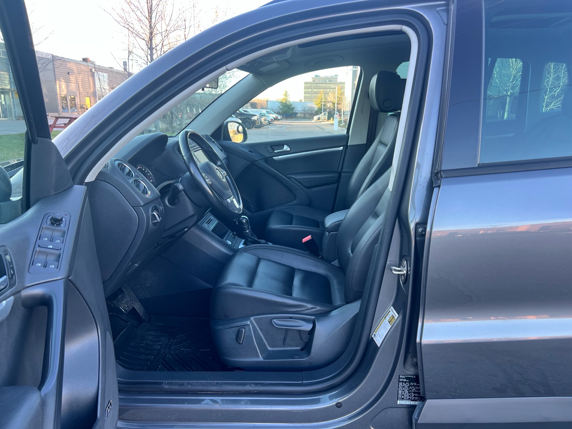 /autocainc/2015-Volkswagen-Tiguan-9043299092426458.jpg