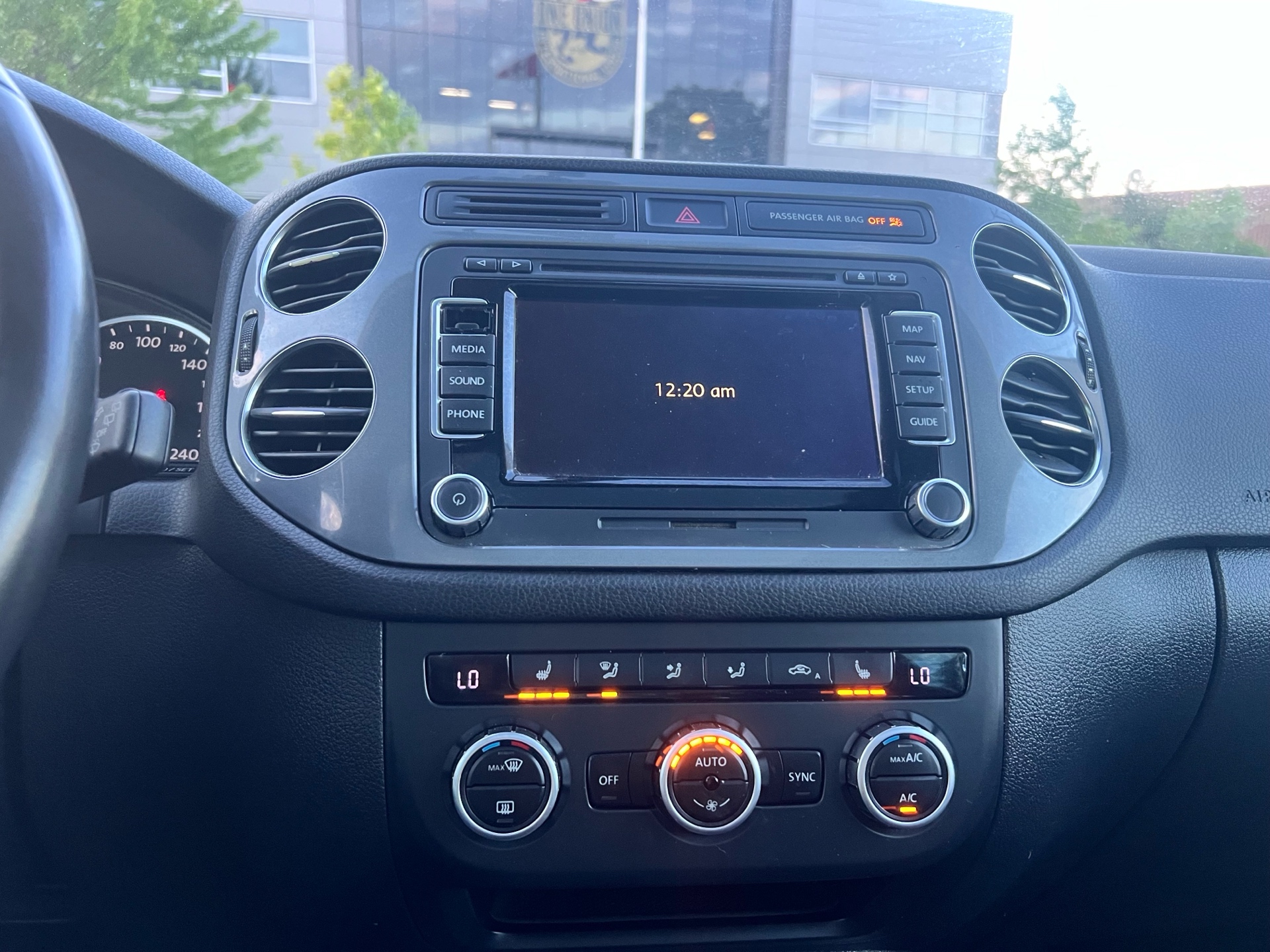 /autocainc/2015-Volkswagen-Tiguan-9115022455687047.jpg