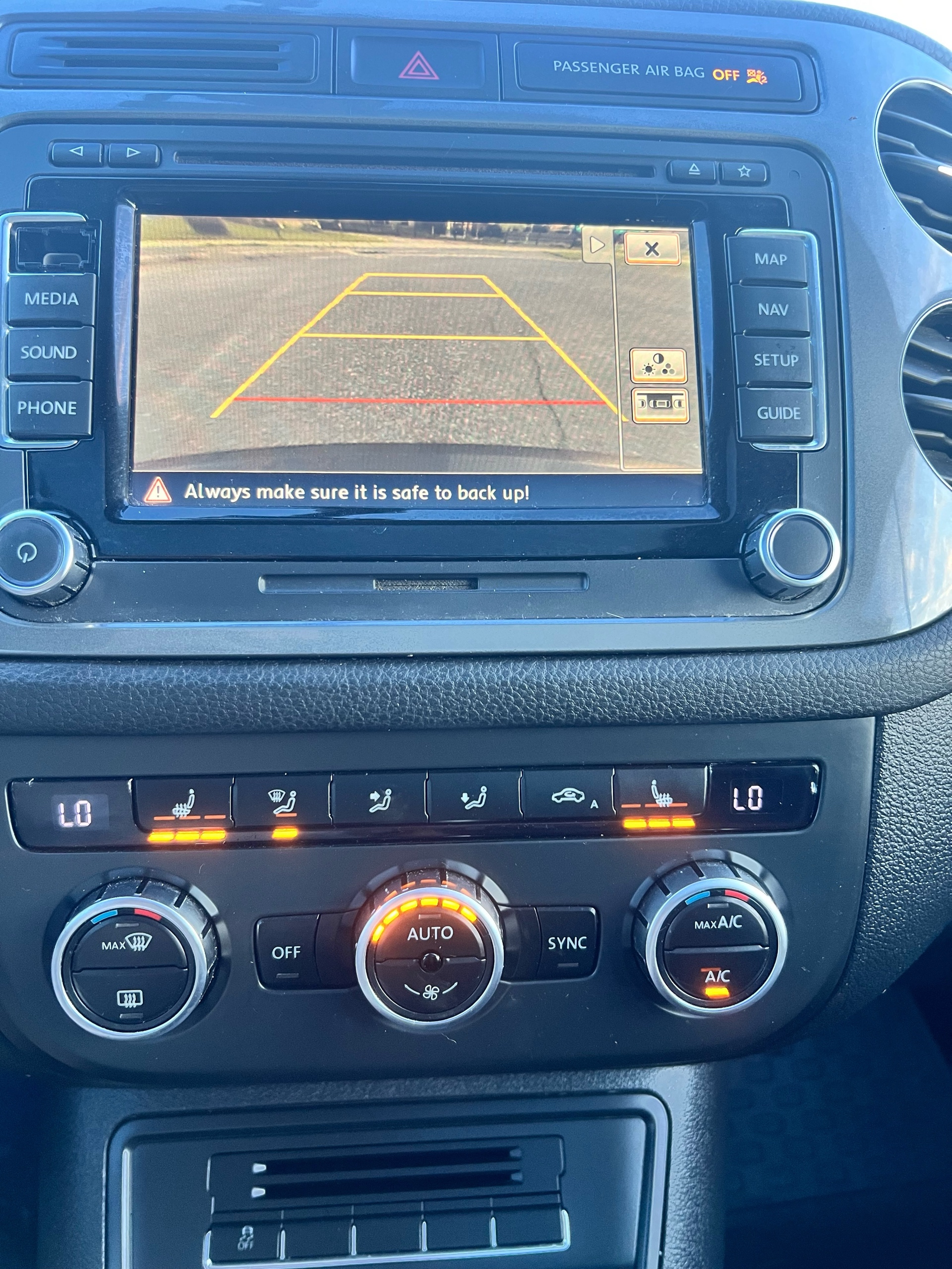 /autocainc/2015-Volkswagen-Tiguan-9411983851316519.jpg
