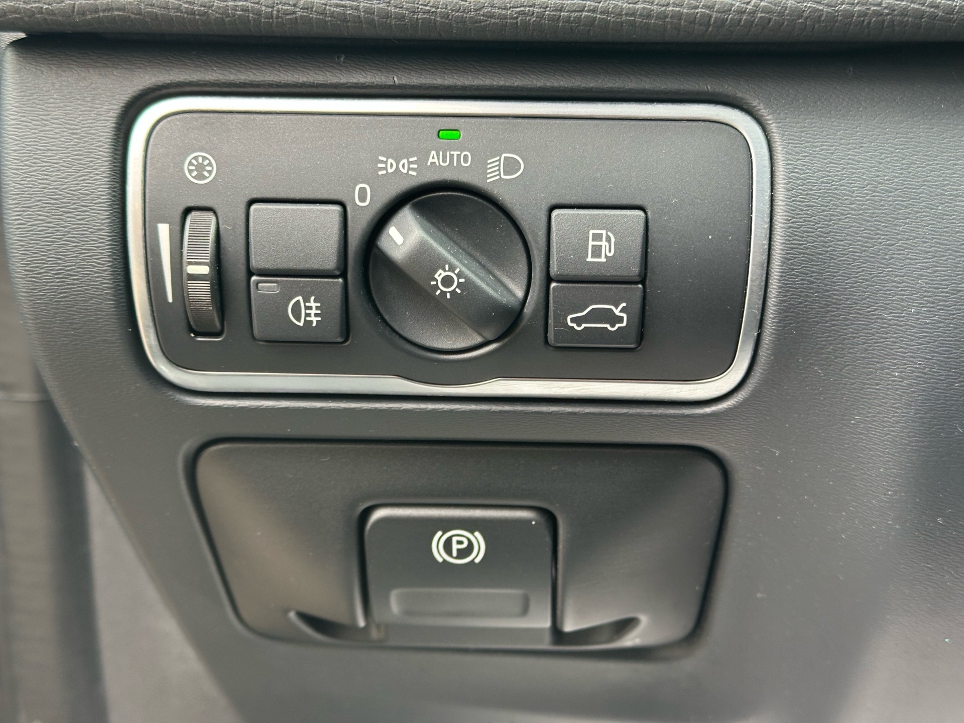 /autocainc/2015-Volvo-XC60-1718375077045784.jpg