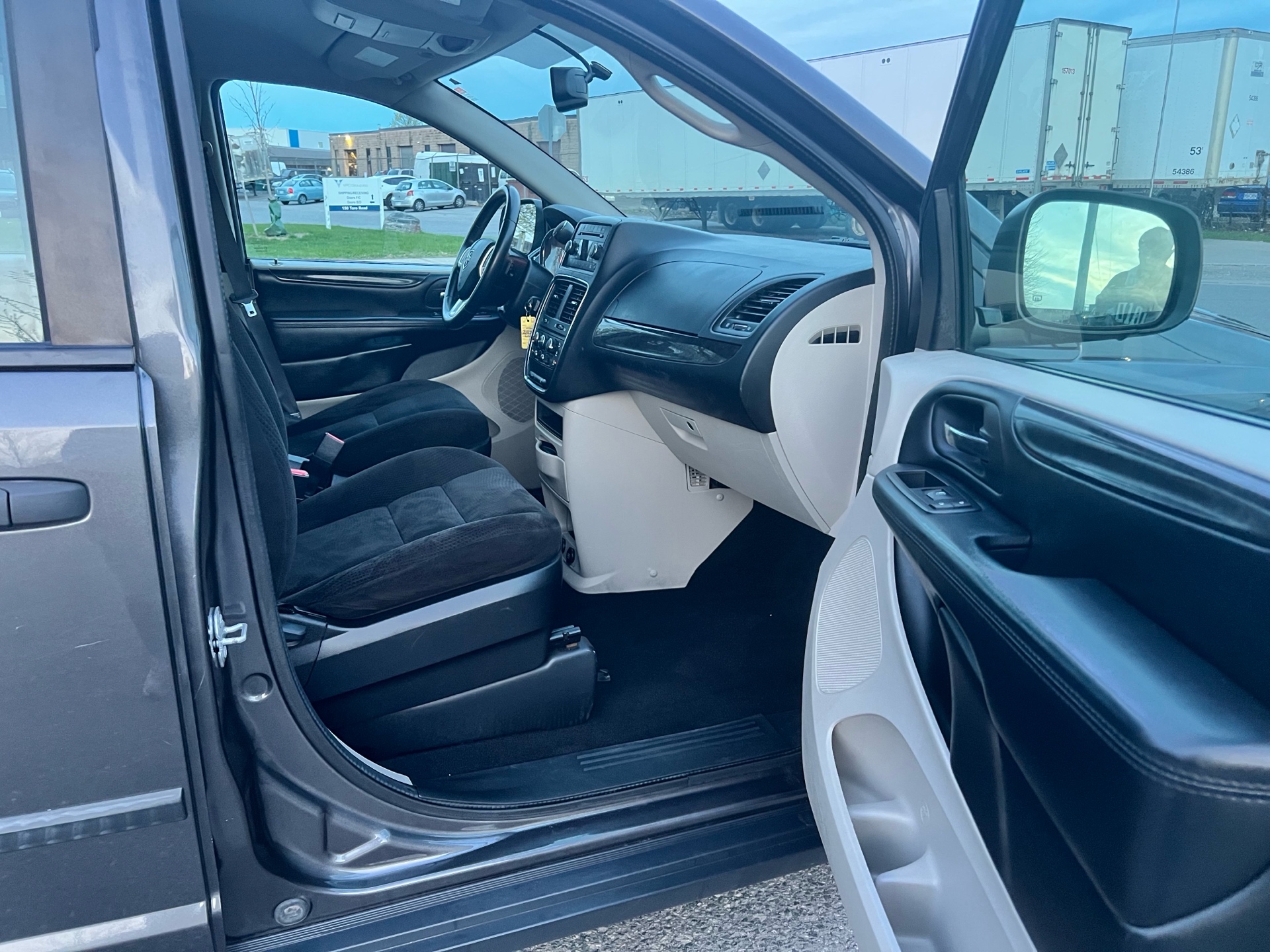 /autocainc/2016-Dodge-GrandCaravan-36165955471311007.jpg
