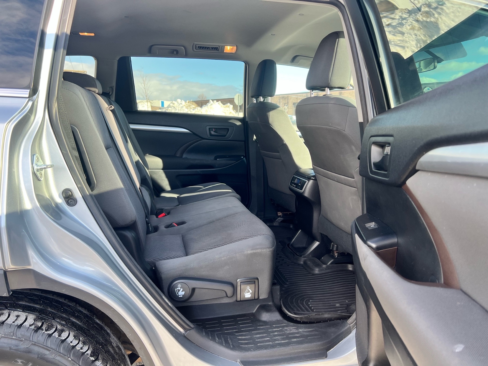 /autocainc/2016-Toyota-Highlander-024250408400835255.jpg