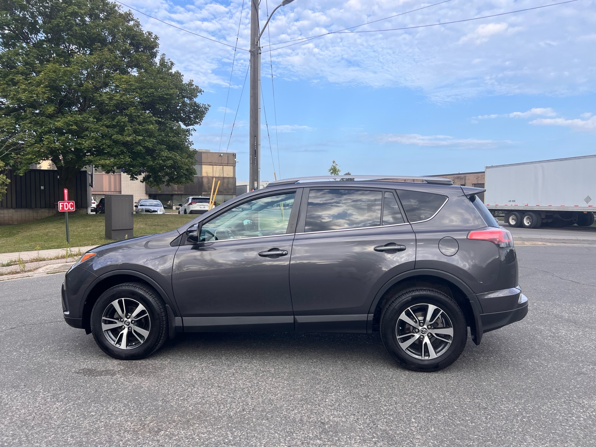 /autocainc/2018-Toyota-RAV4-008045448657705068.jpg