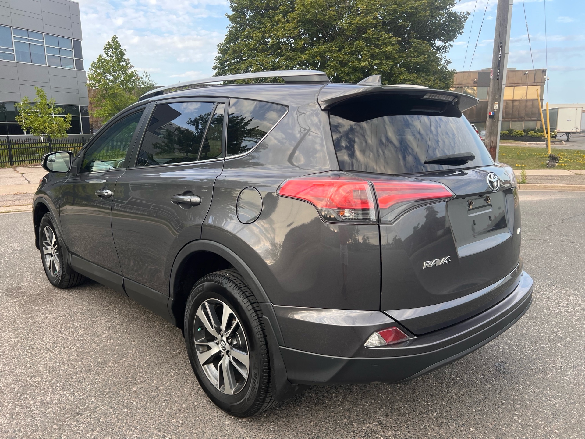 /autocainc/2018-Toyota-RAV4-0890869159660359.jpg