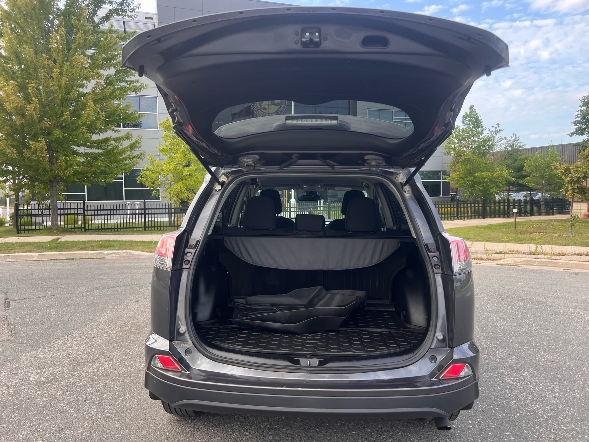 /autocainc/2018-Toyota-RAV4-18165122405966794.jpg
