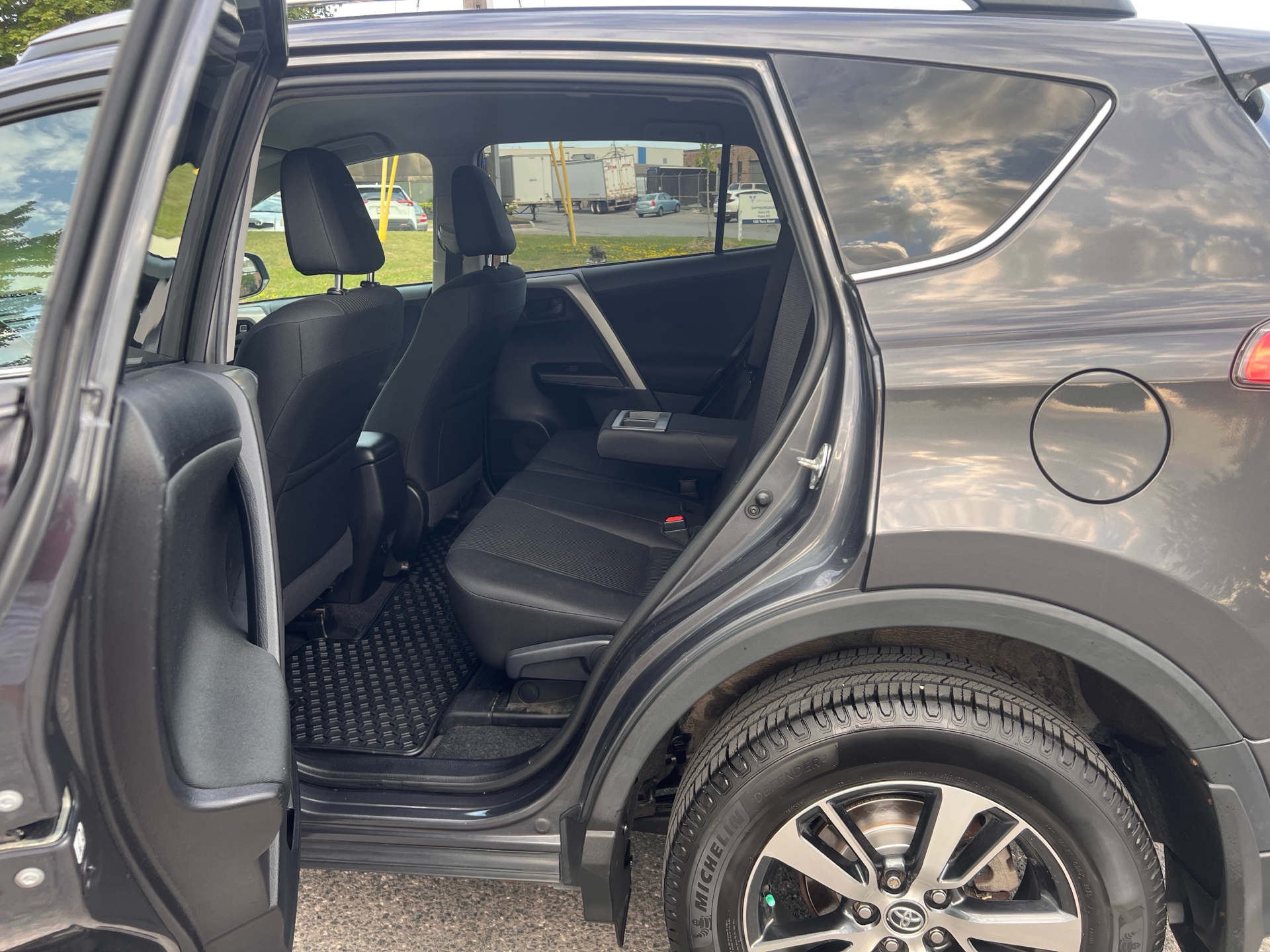 /autocainc/2018-Toyota-RAV4-9462528218380792.jpg