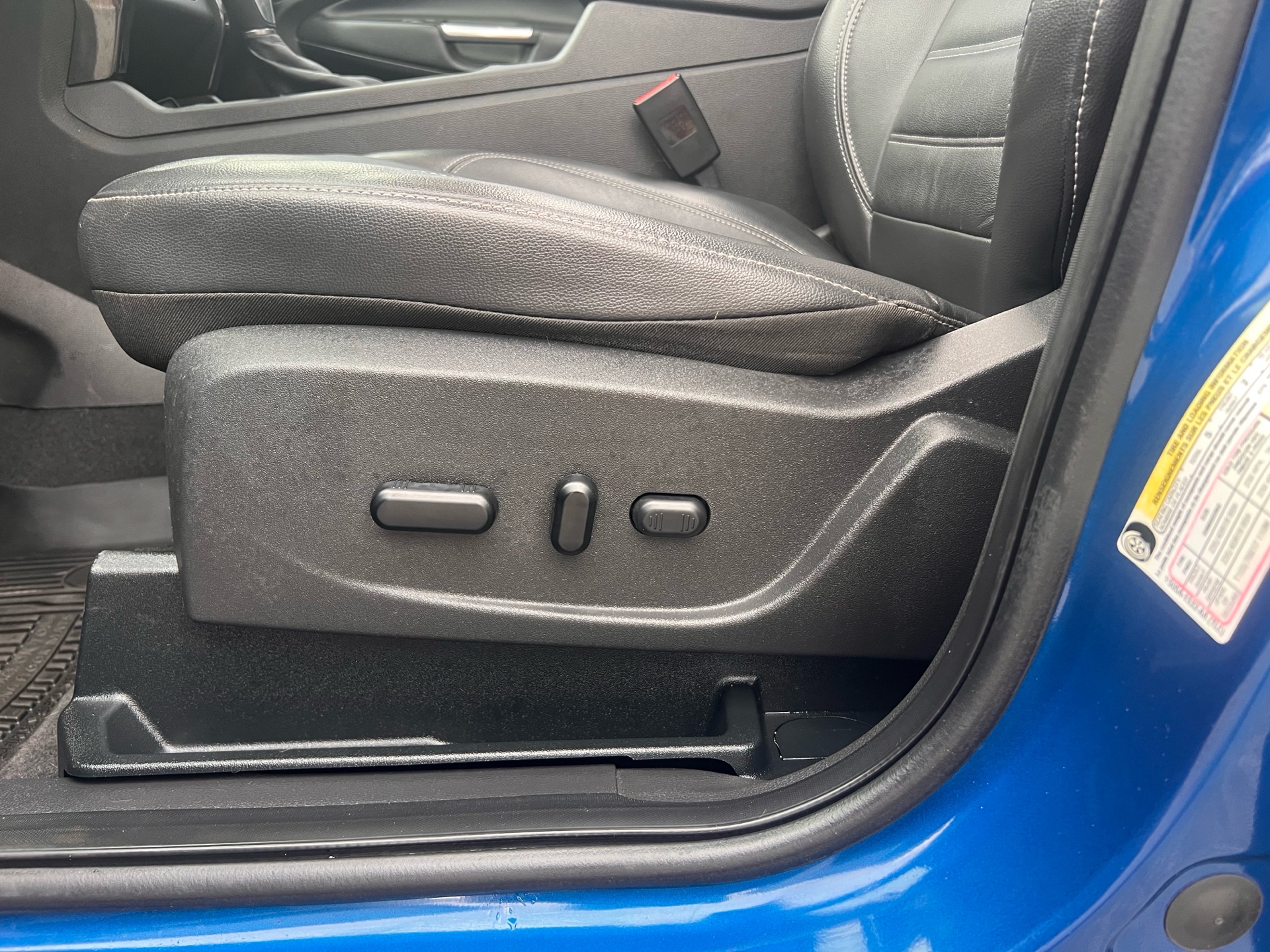 /autocainc/2019-Ford-Escape-00041617386472081463.jpg