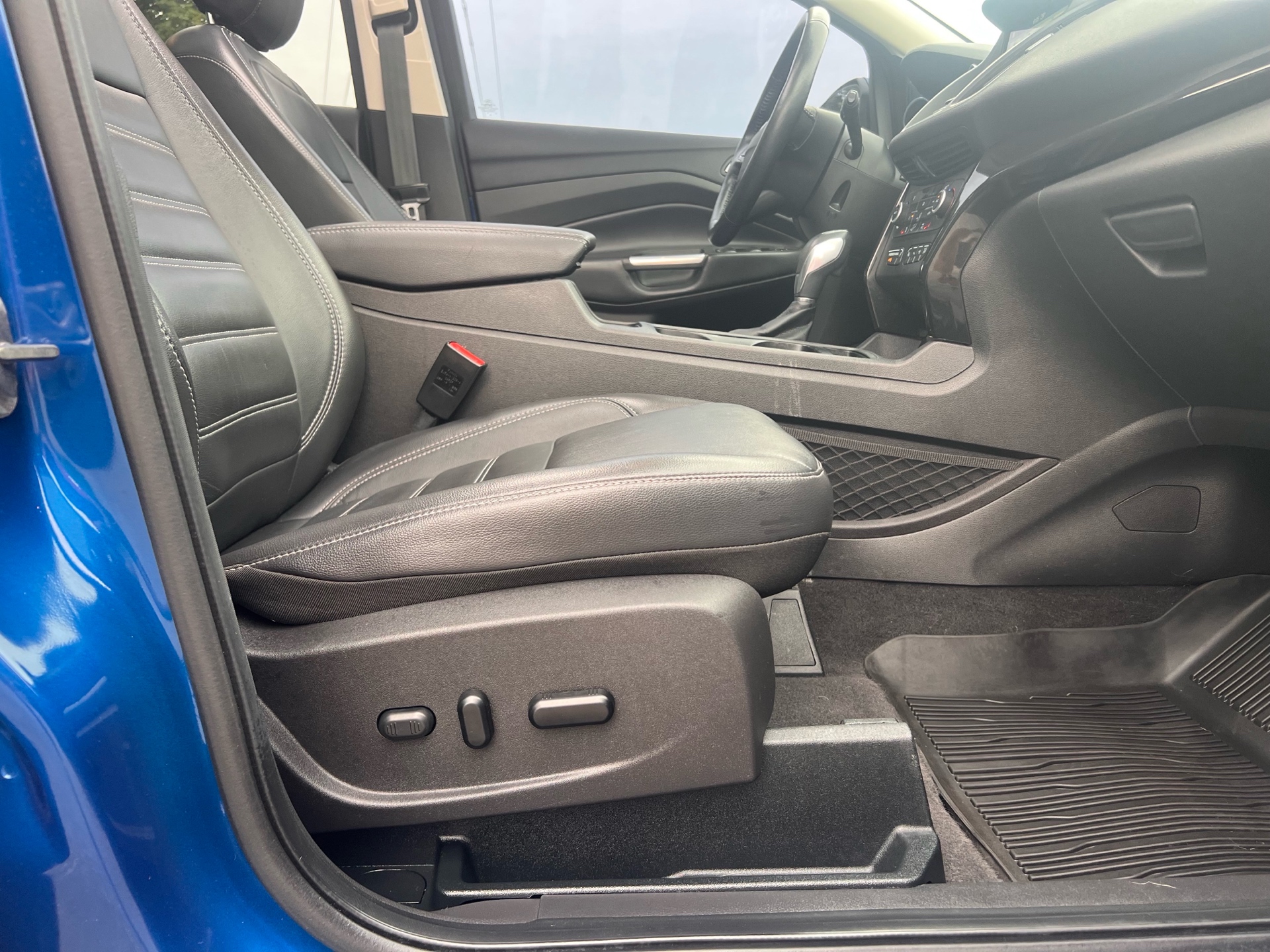 /autocainc/2019-Ford-Escape-435384471751024.jpg