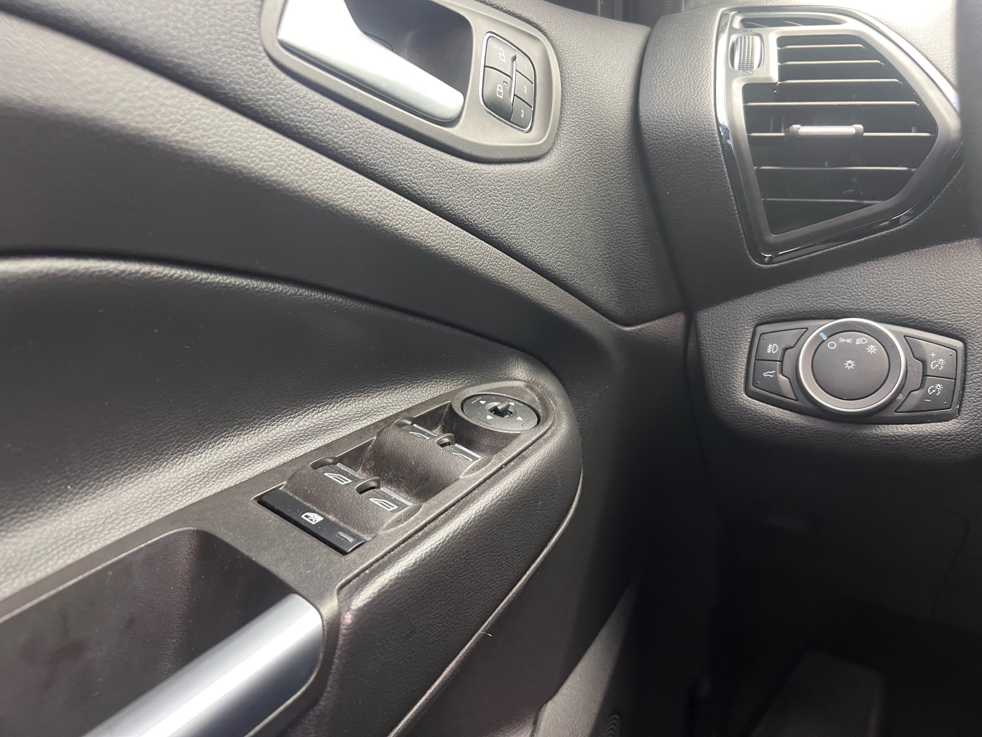 /autocainc/2019-Ford-Escape-9714550287055683.jpg