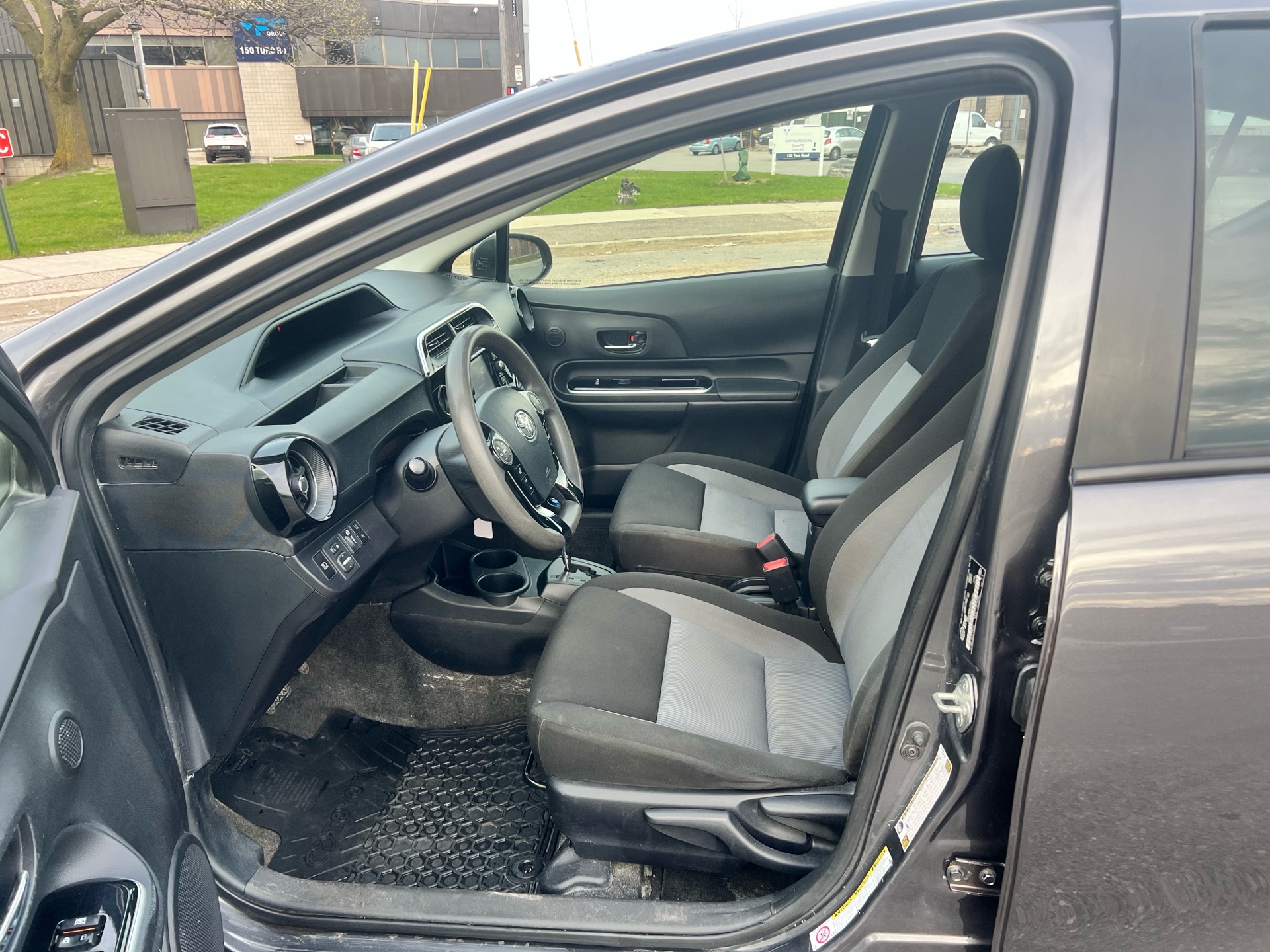 /autocainc/2019-Toyota-PriusC-057966647696769735.jpg