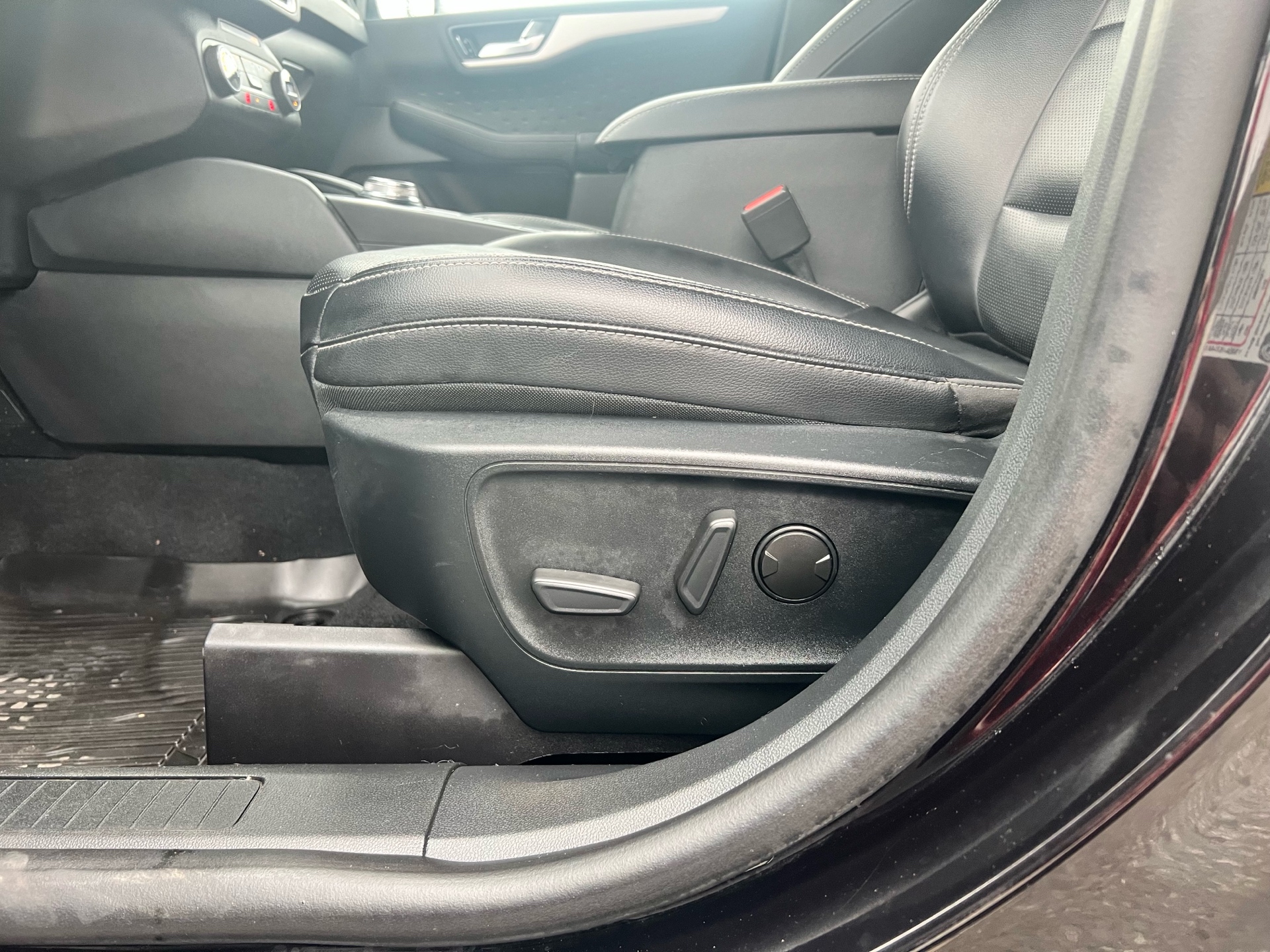 /autocainc/2020-Ford-Escape-19033314687950287.jpg