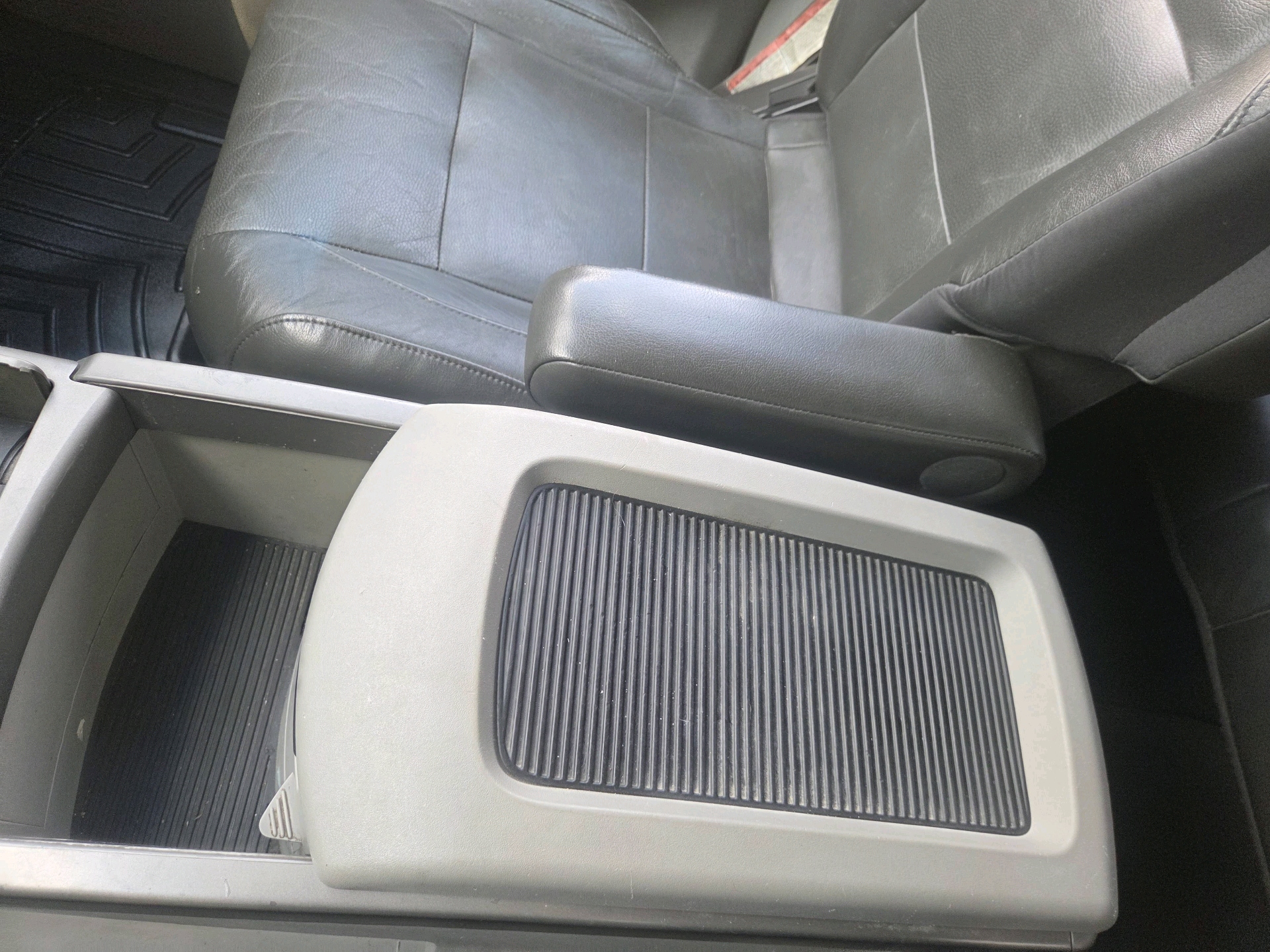 /automotionmotorsrvltd/2004-Nissan-Titan-28022915783665625.jpg