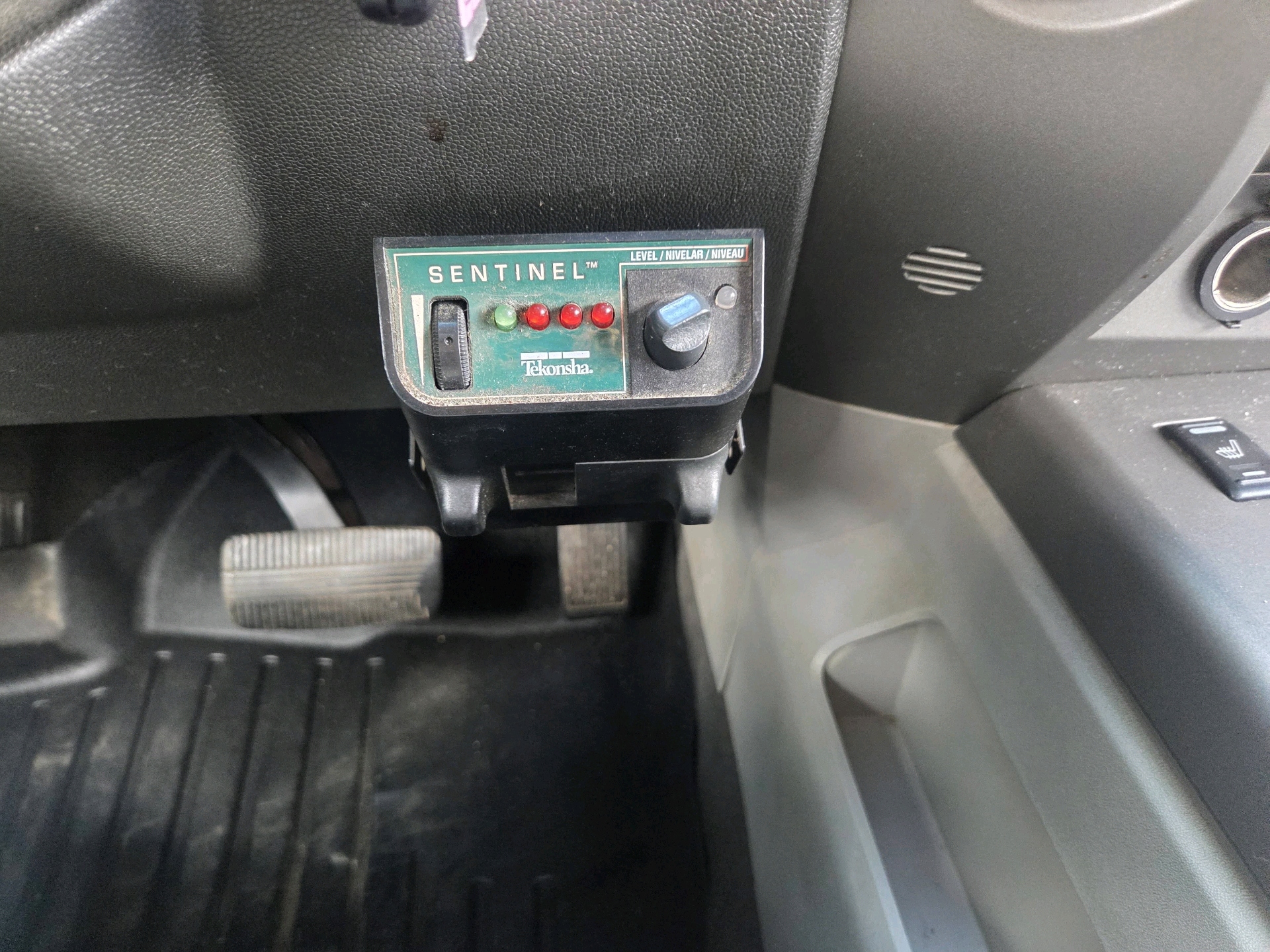 /automotionmotorsrvltd/2004-Nissan-Titan-38403556219533463.jpg
