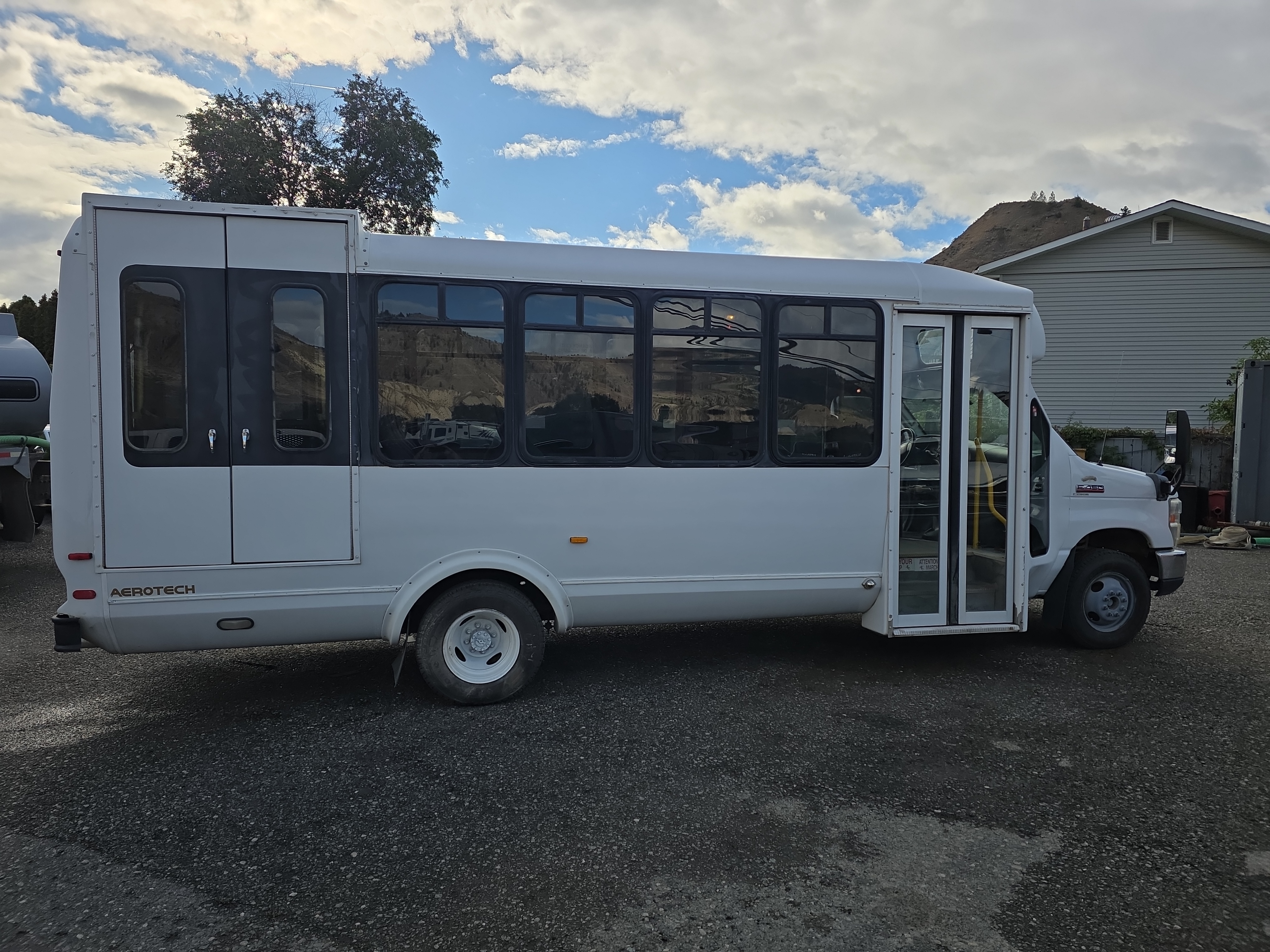 /automotionmotorsrvltd/2008-Ford-EconolineCutaway-7680593462847292.jpg