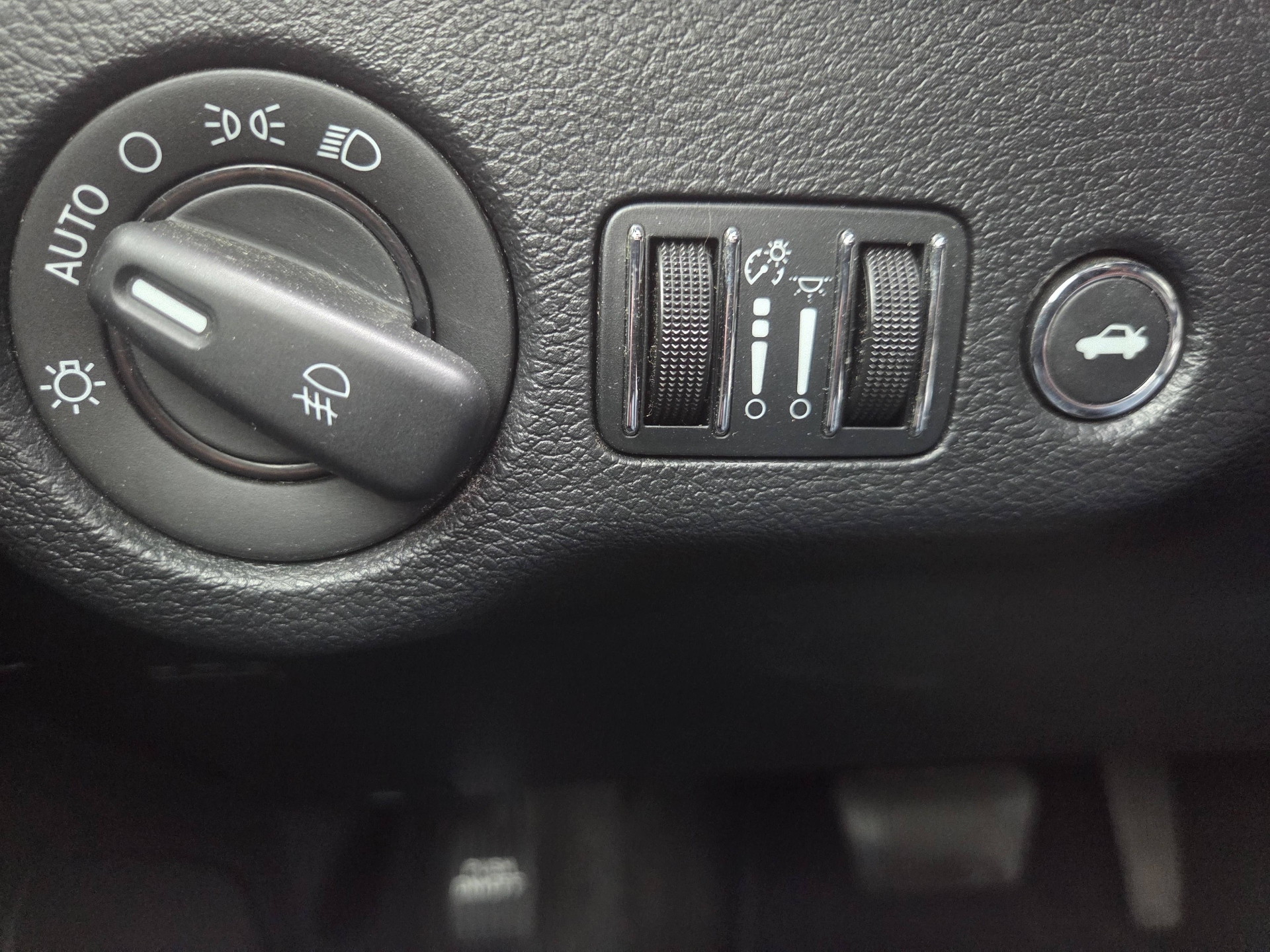 /automotionmotorsrvltd/2012-Chrysler-300-1481975402140101.jpg