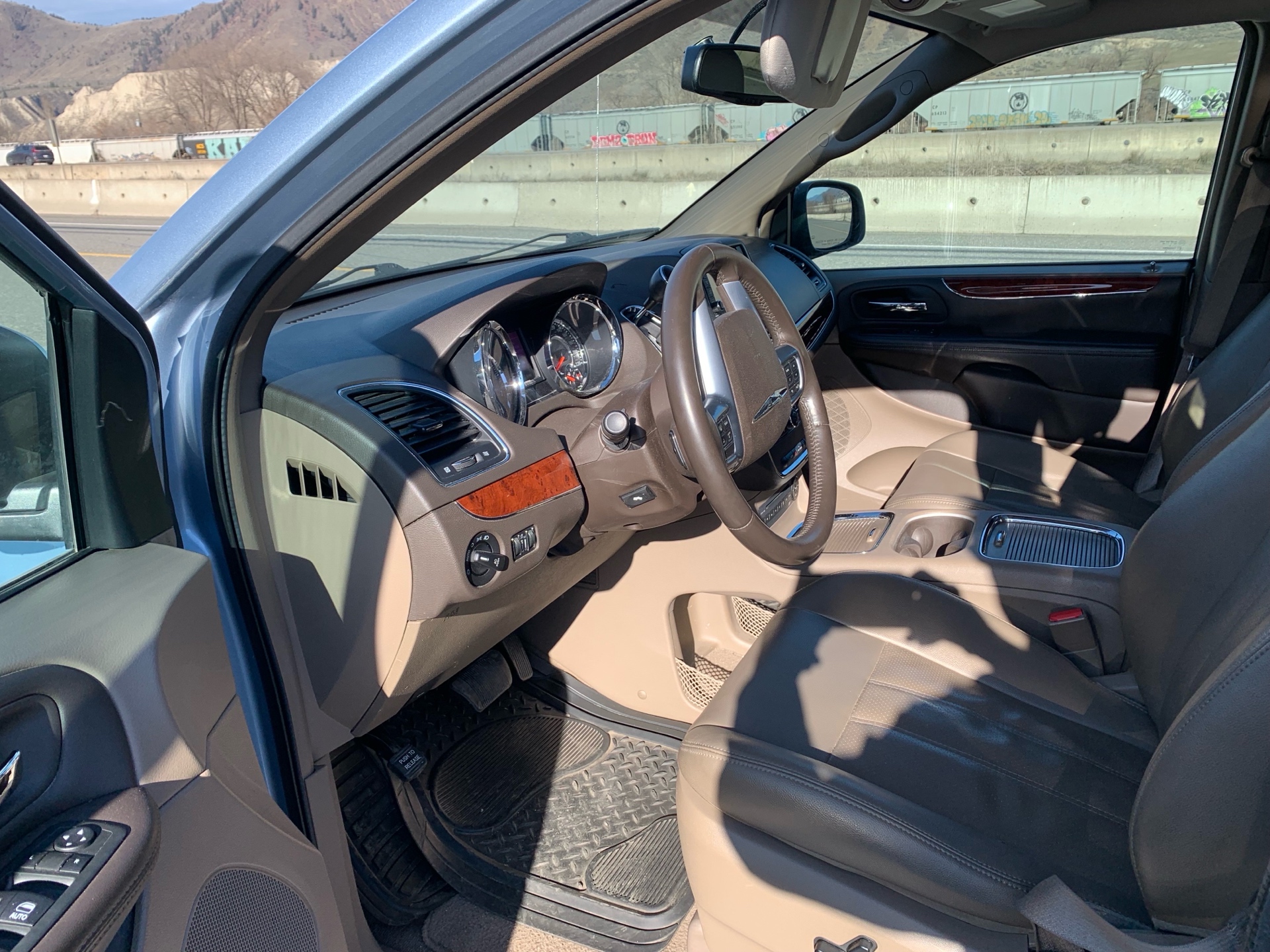 /automotionmotorsrvltd/2013-Chrysler-Town&-9076604125442813.jpg