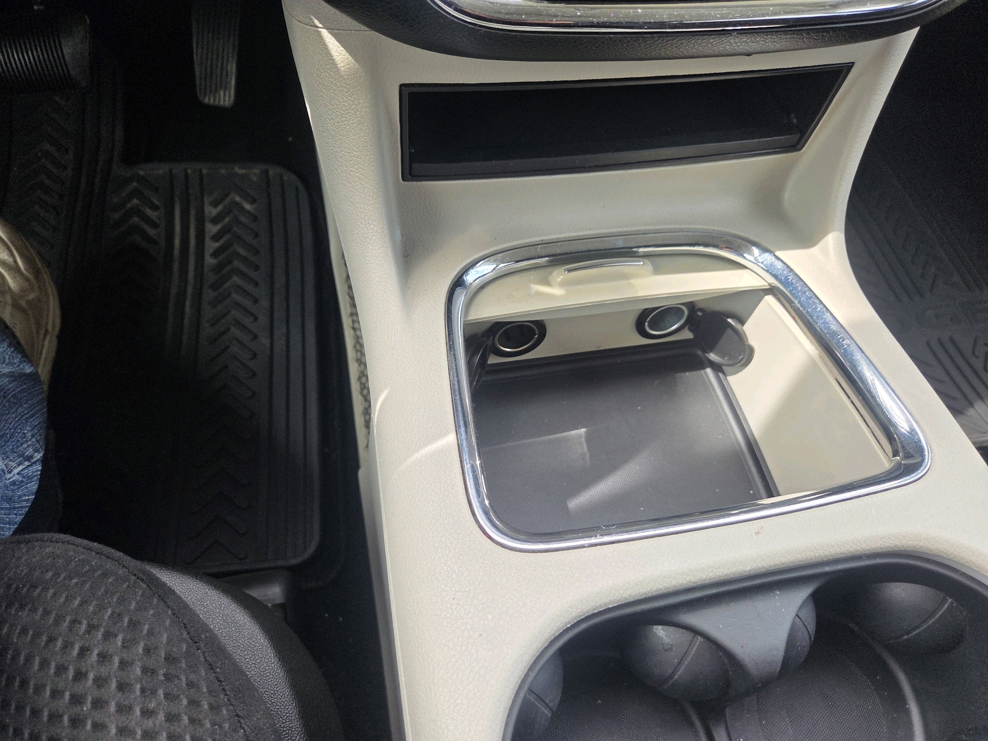 /automotionmotorsrvltd/2014-Chrysler-Town&-06047826247601673.jpg