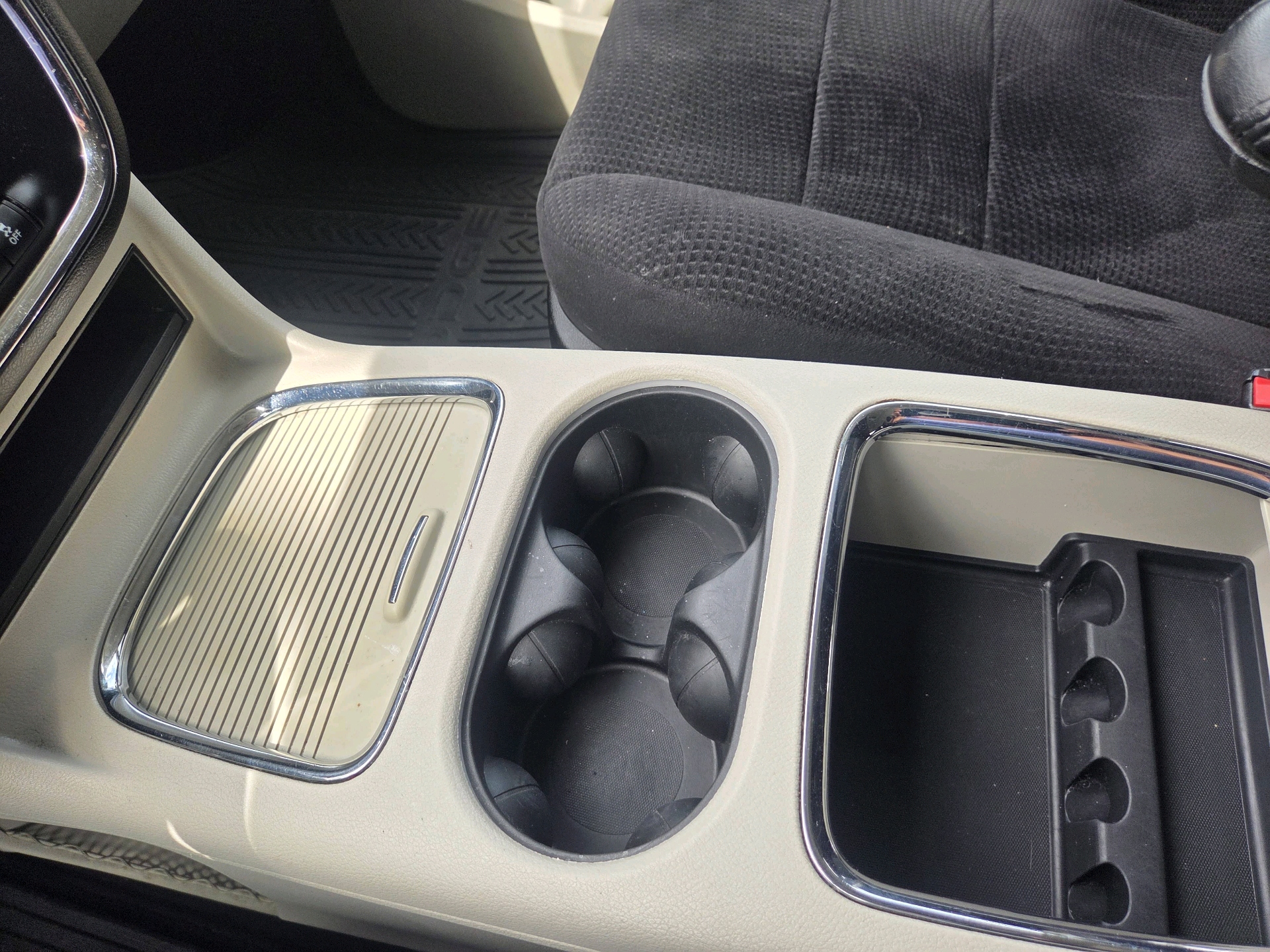 /automotionmotorsrvltd/2014-Chrysler-Town&-19140404456484594.jpg