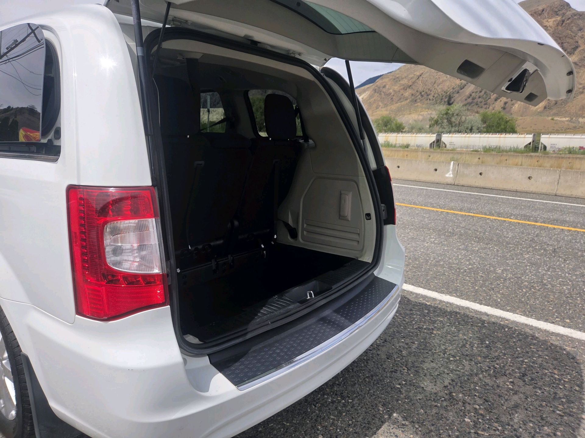 /automotionmotorsrvltd/2014-Chrysler-Town&-4872221506281953.jpg