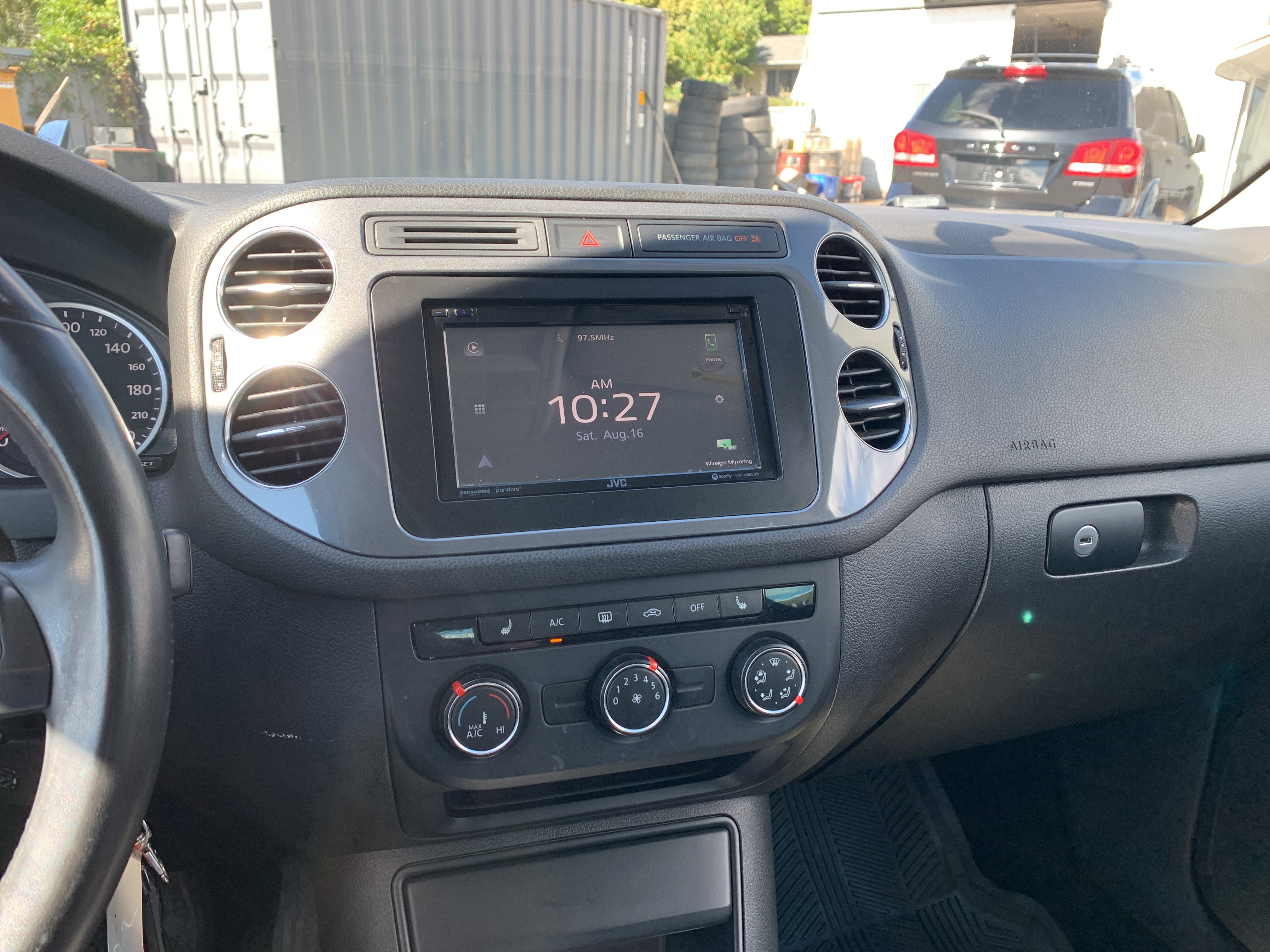 /automotionmotorsrvltd/2014-Volkswagen-Tiguan-16557360870666327.jpg