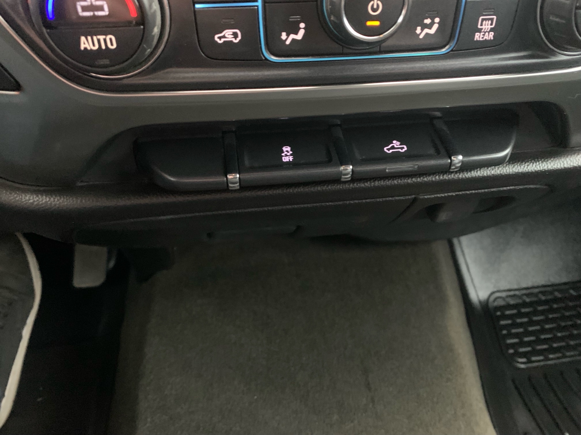 /automotionmotorsrvltd/2015-Chevrolet-Silverado1500-21270426308491408.jpg