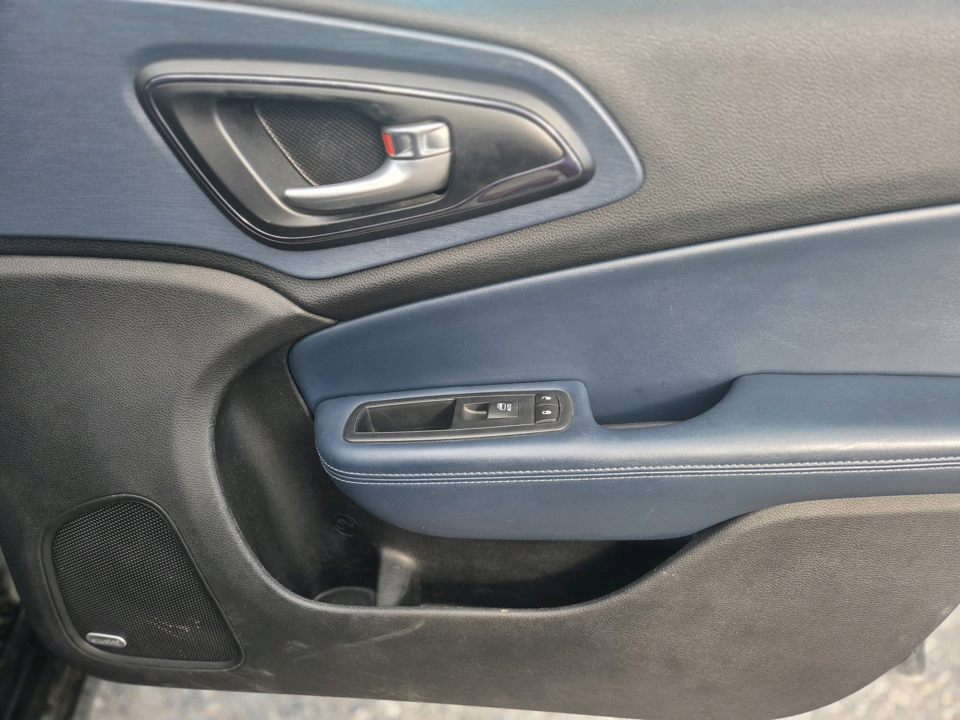 /automotionmotorsrvltd/2015-Chrysler-200-2515873837105733.jpg