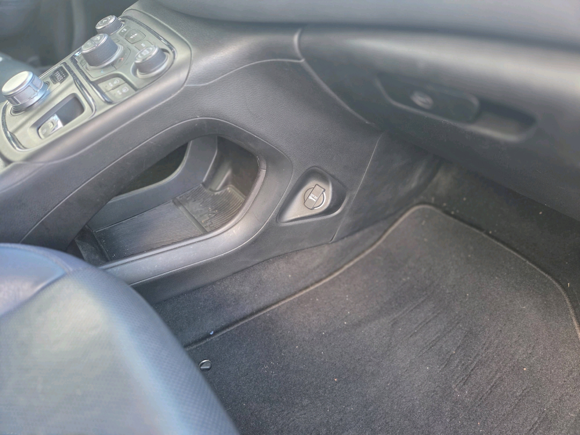 /automotionmotorsrvltd/2015-Chrysler-200-4127091216074392.jpg