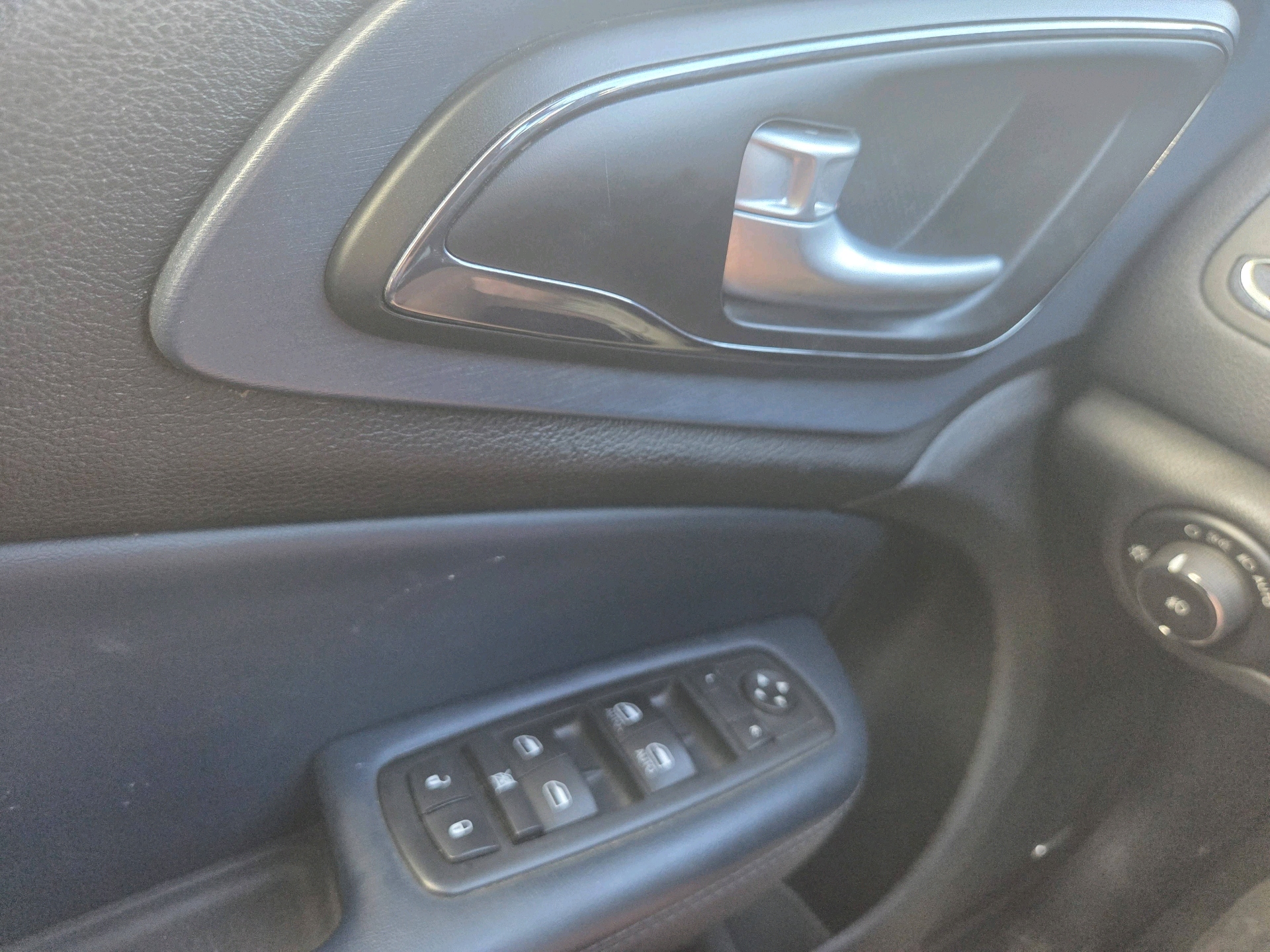 /automotionmotorsrvltd/2015-Chrysler-200-8646071628790577.jpg