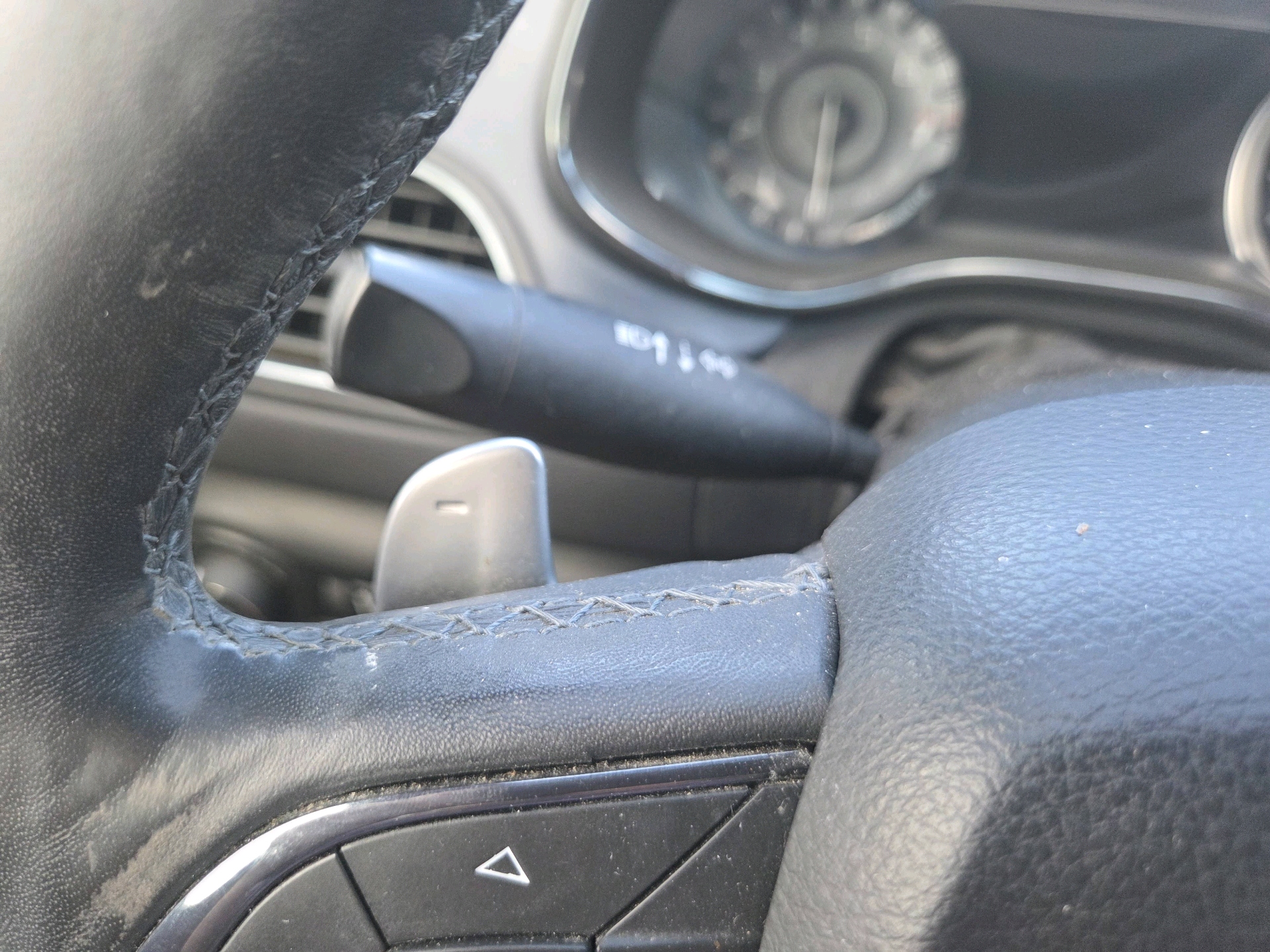 /automotionmotorsrvltd/2015-Chrysler-200-919565546612731.jpg